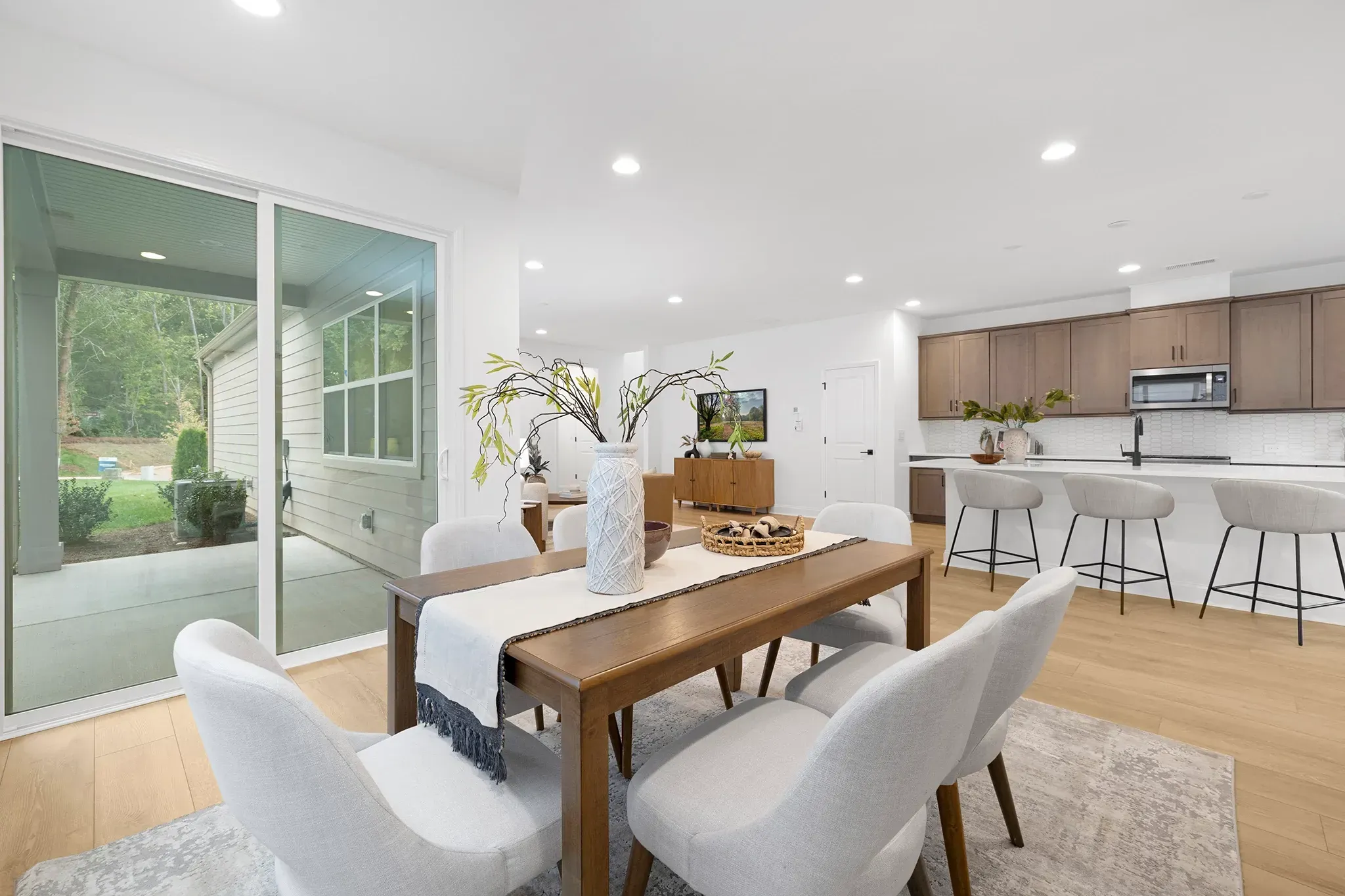 Staged Dining