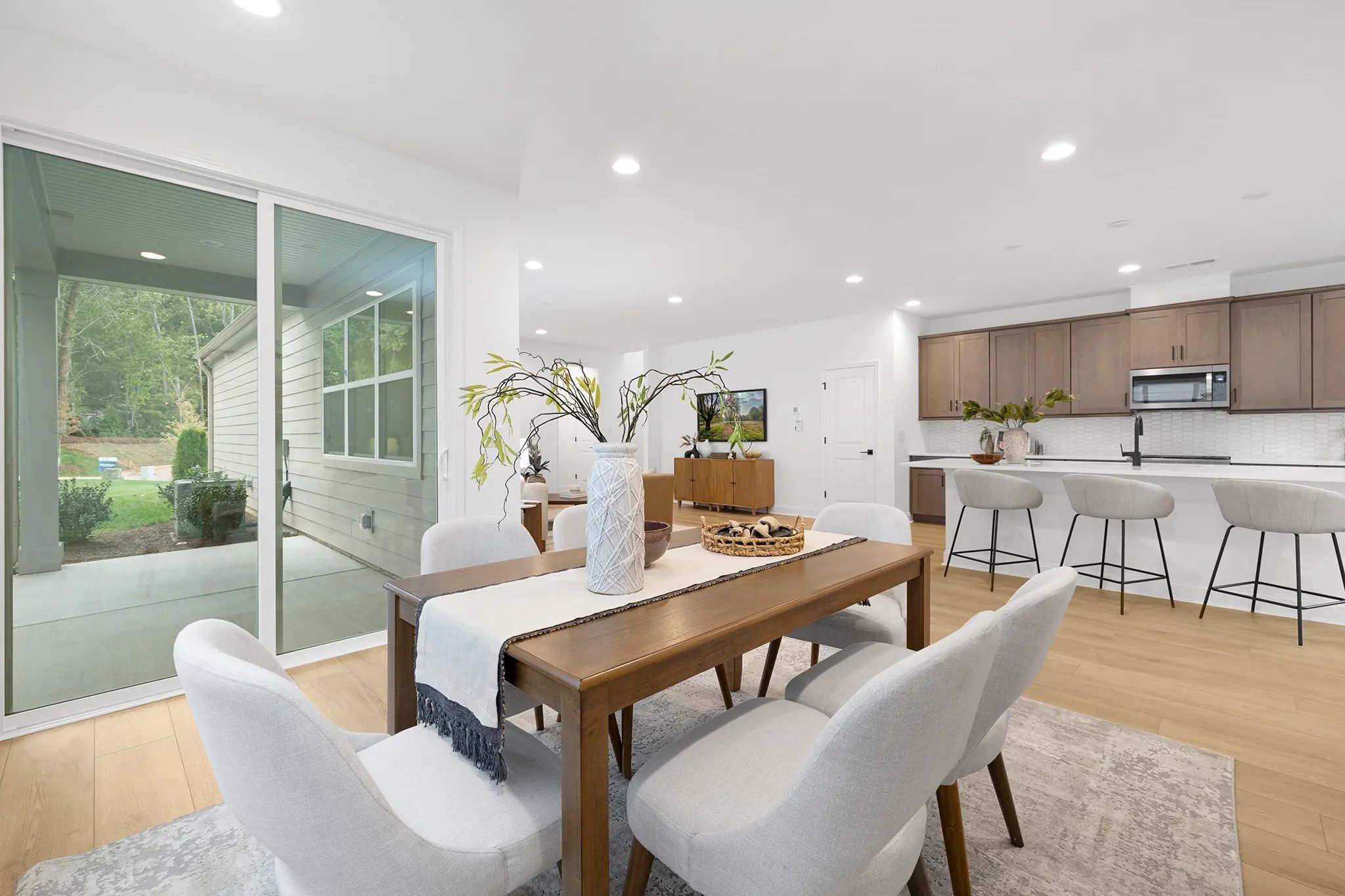 Staged Dining