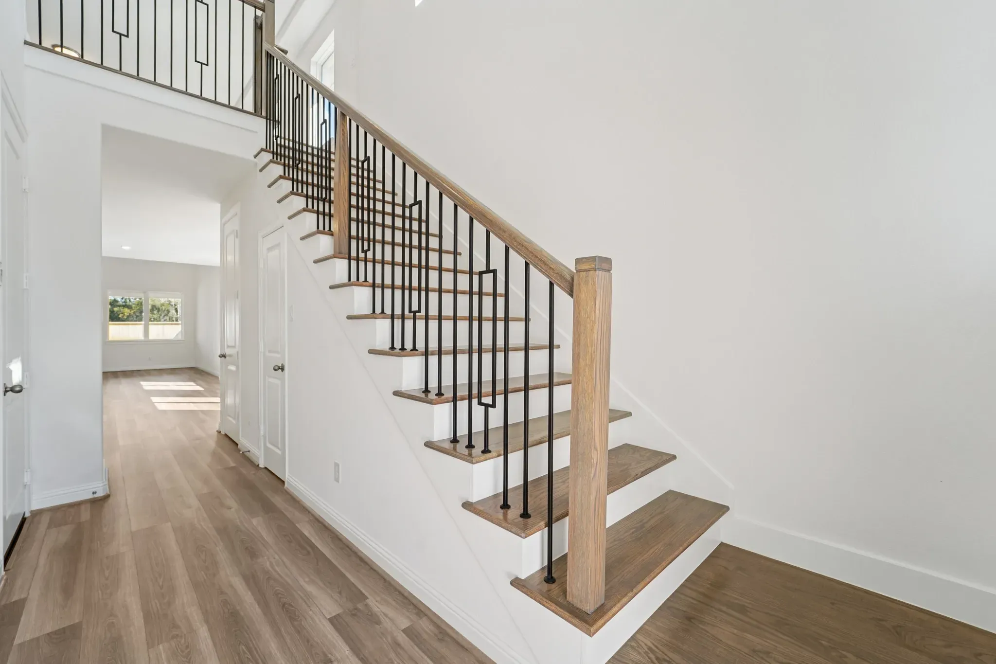 Plan 3049 foyer & staircase