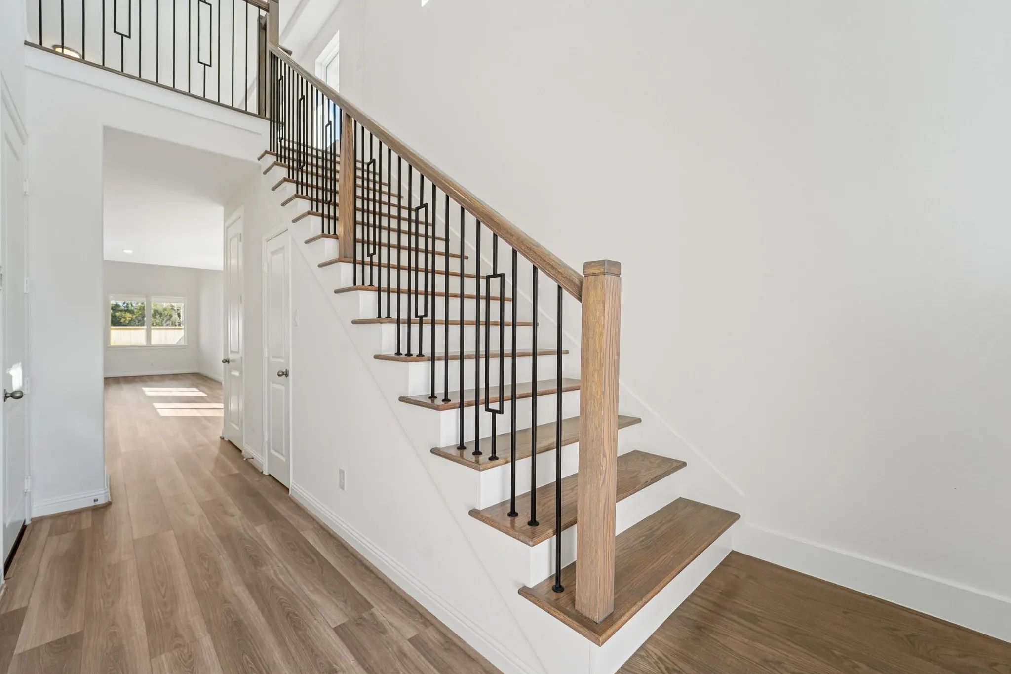 Plan 3049 foyer & staircase