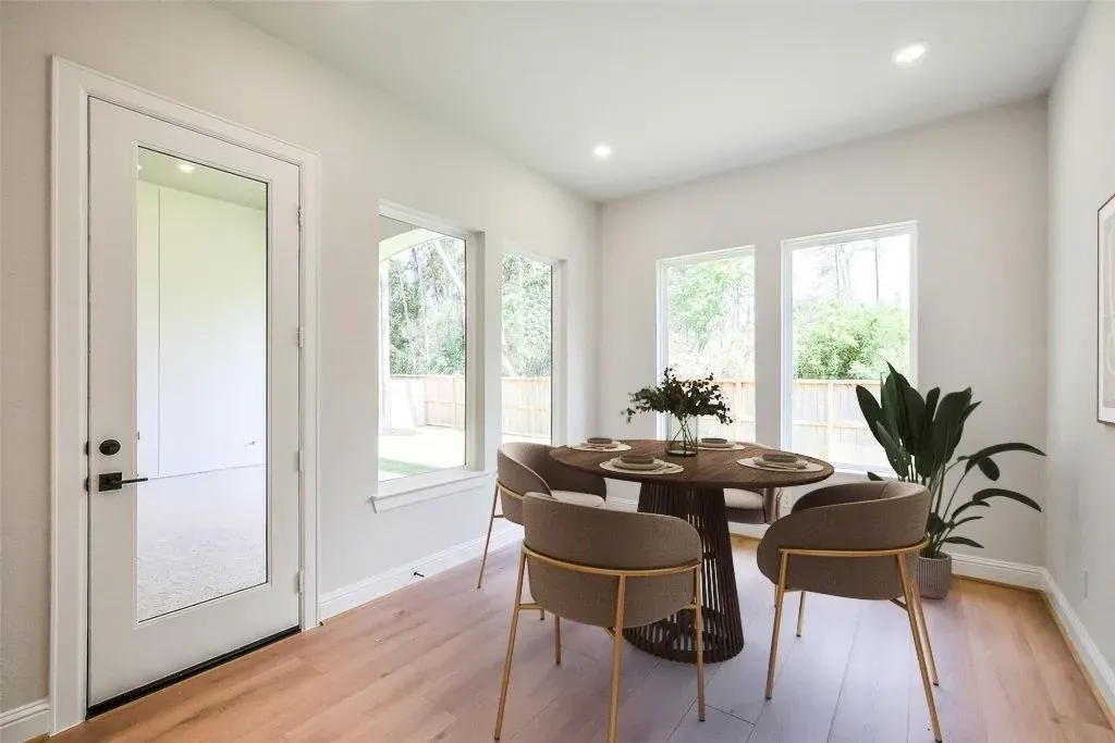 Plan 6015 Casual Dining - Staged