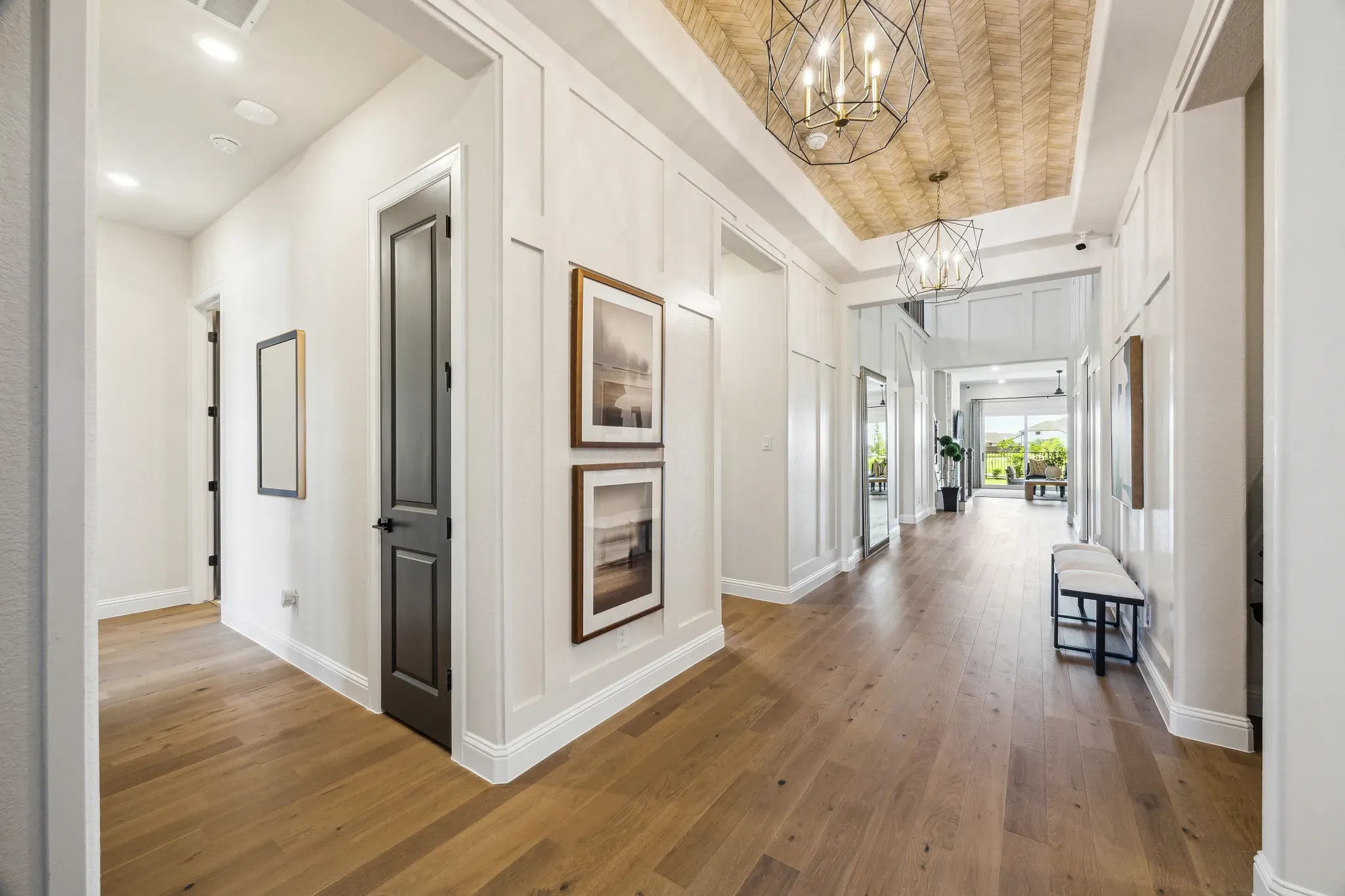 Plan 5042 entranceway - staged