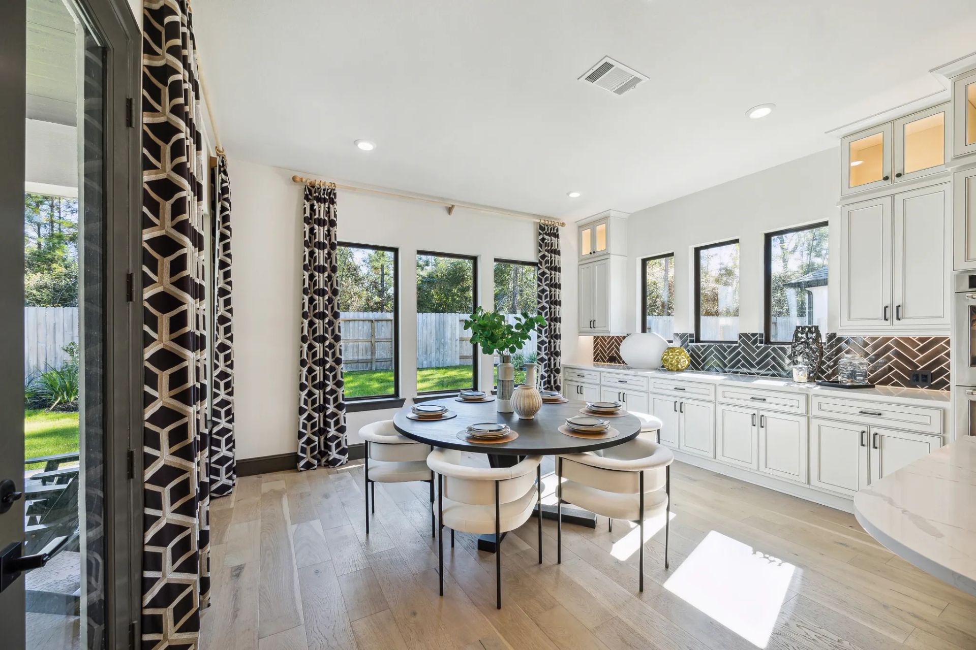 Plan 6020 casual dining - staged