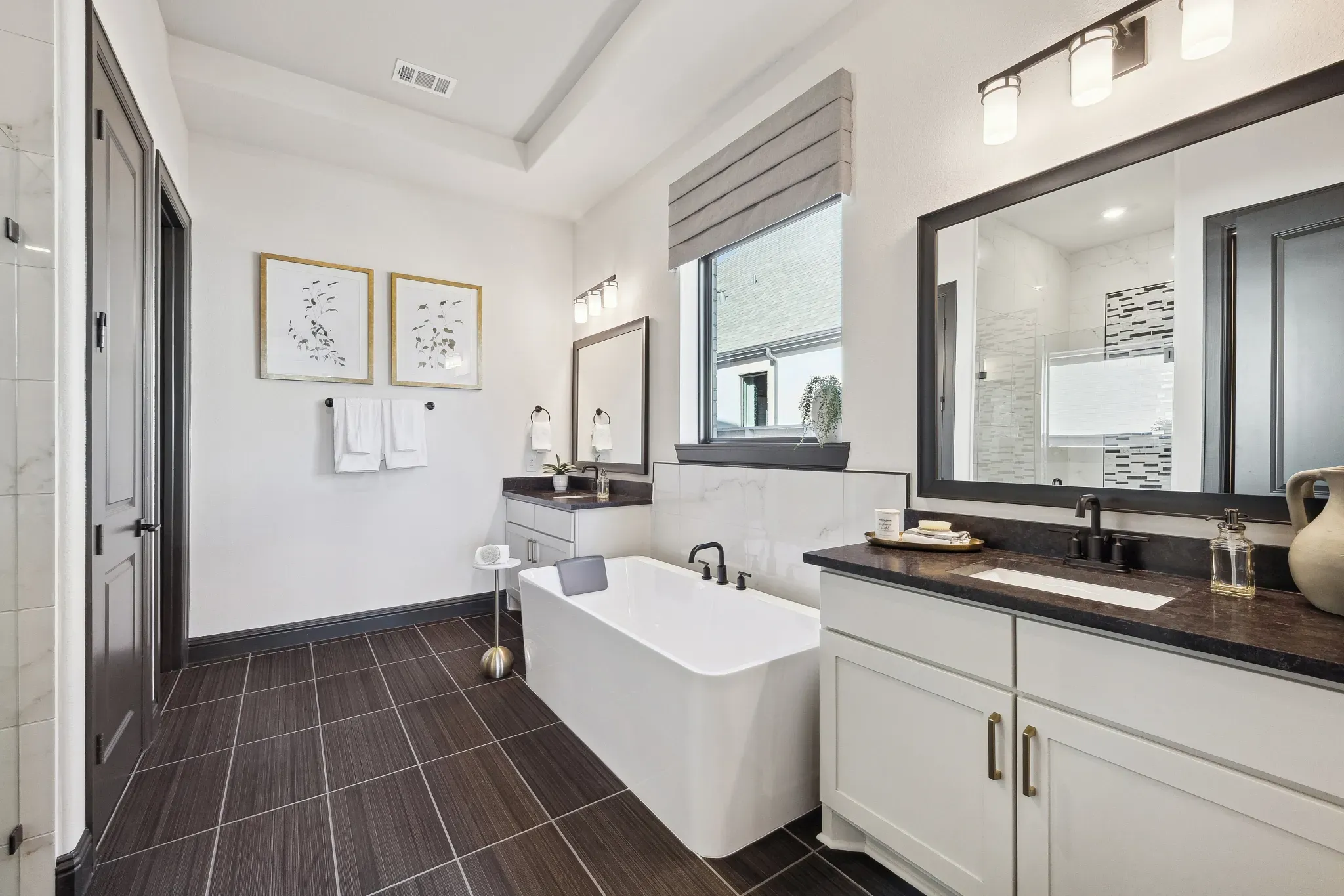 Plan 5029 Primary Bath - Staged