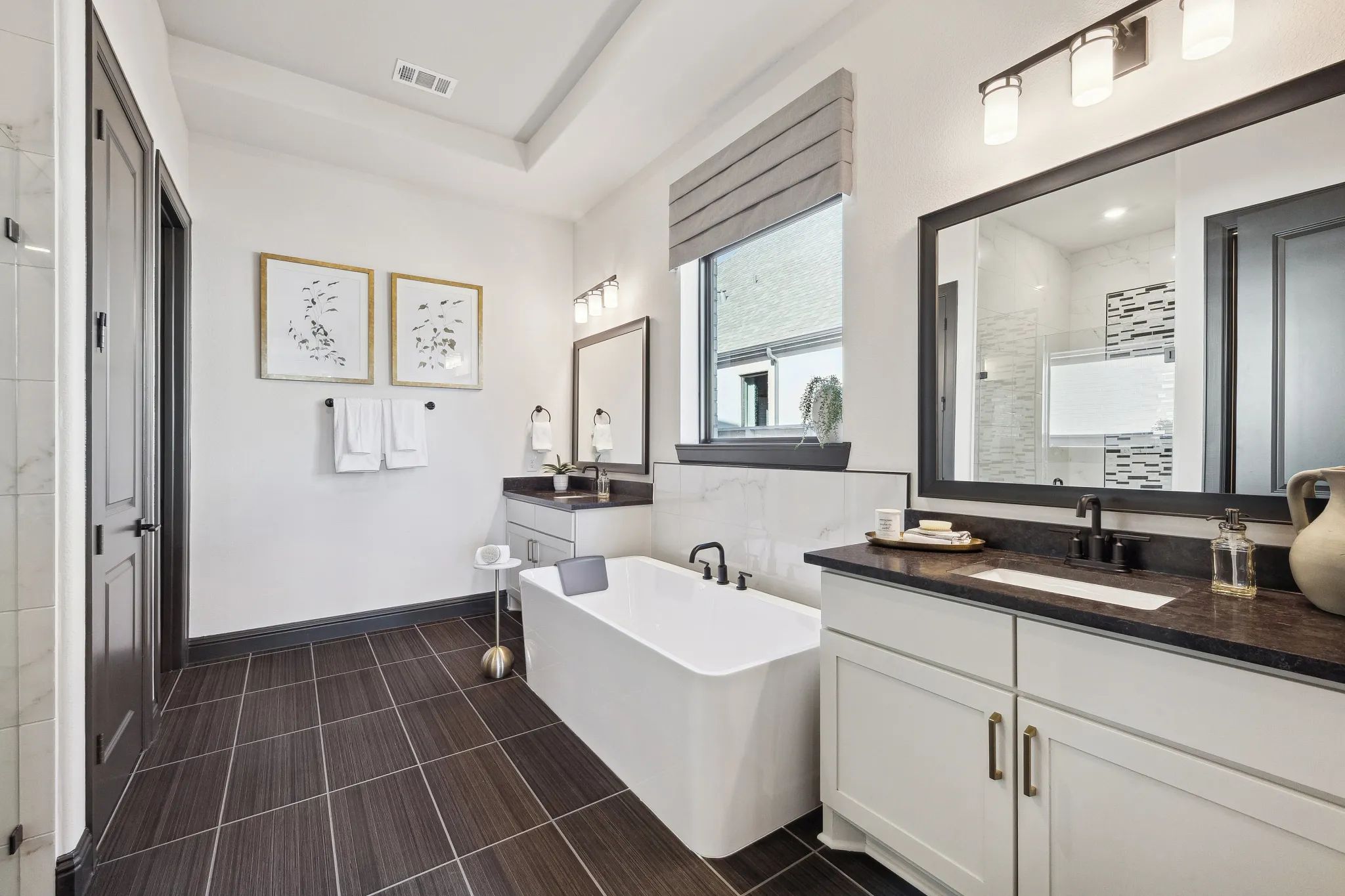 Plan 5029 Primary Bath - Staged