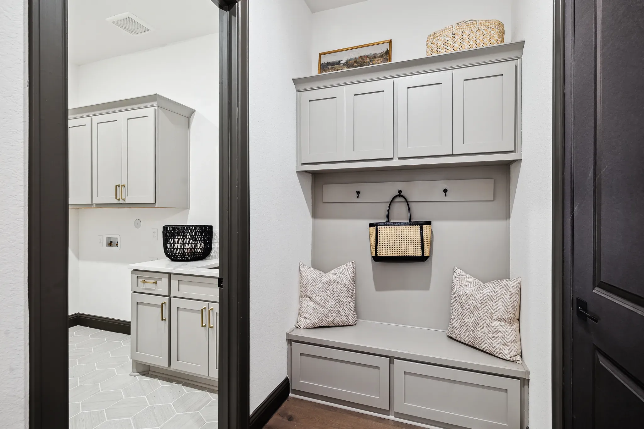 Plan 5042 valet - staged