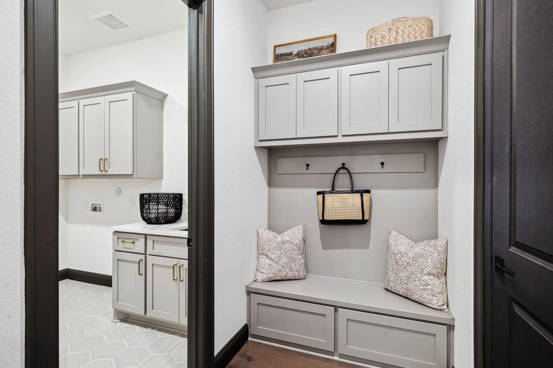 Plan 5042 valet - staged