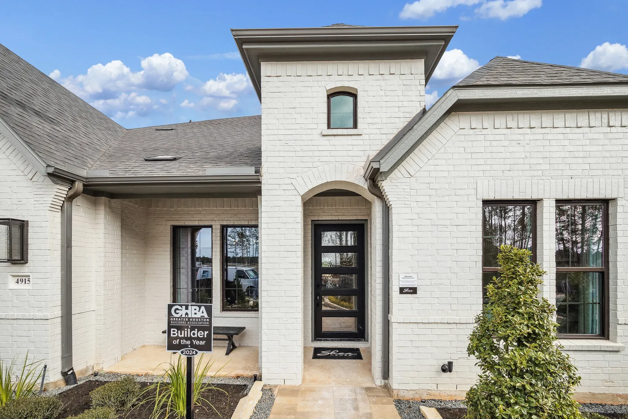 Plan 5039 Porch - Staged