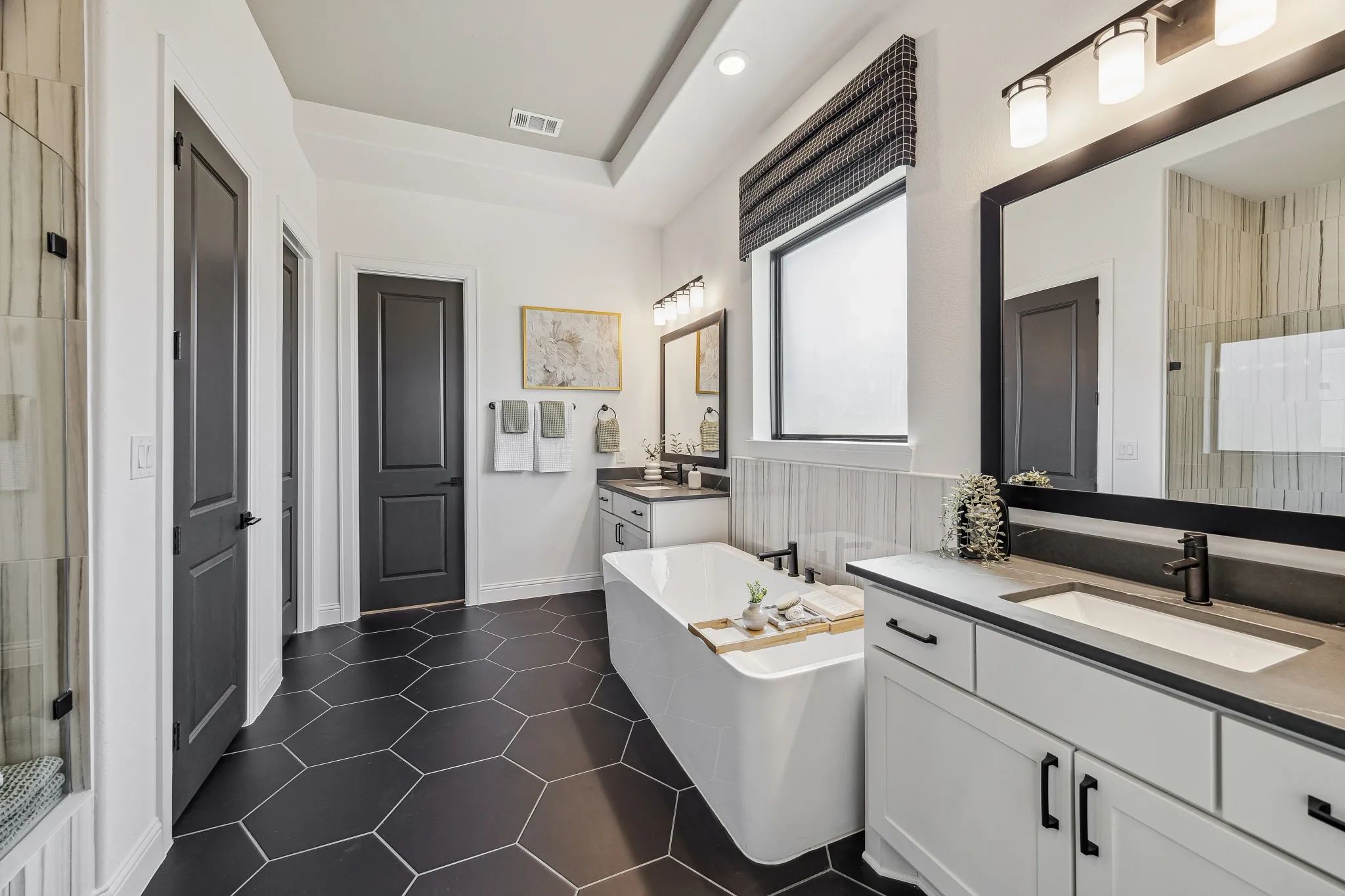Plan 5039 Primary Bath - Staged