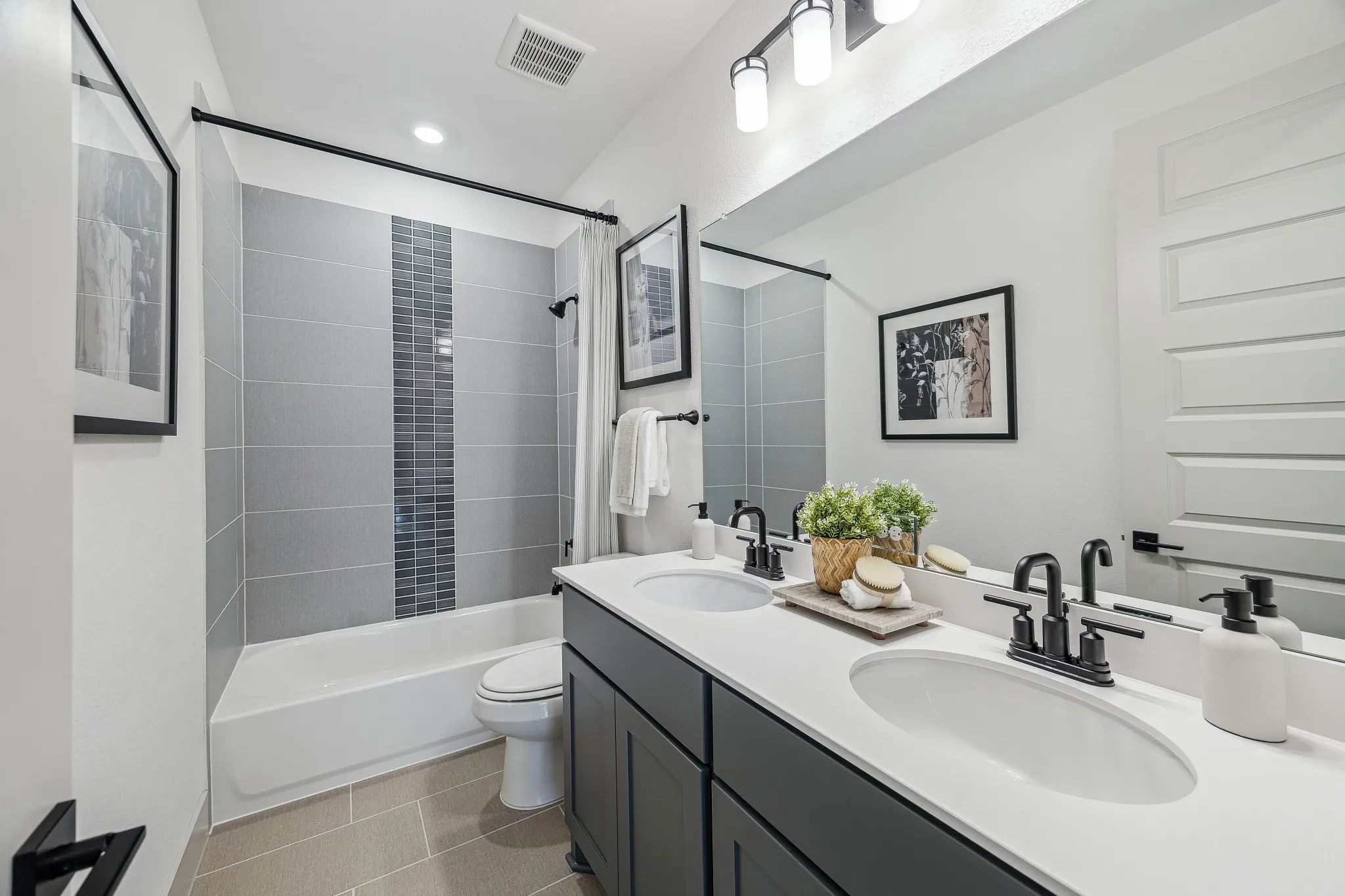 Plan 3034 Bath 2 - Staged