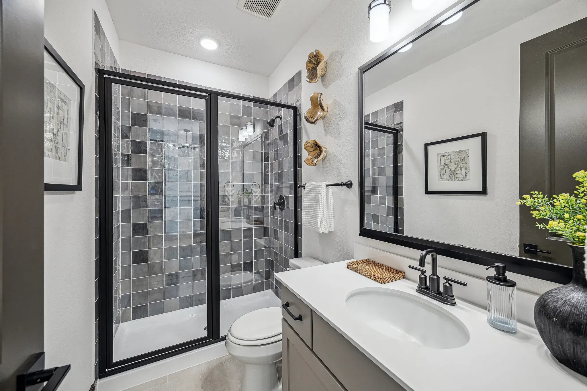 Plan 4069 Bath 2 - Staged