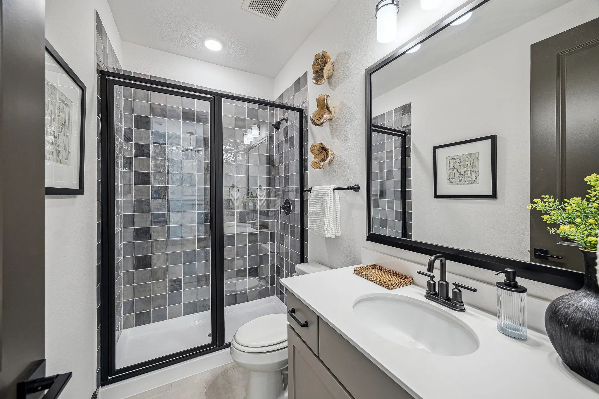 Plan 4069 Bath 2 - Staged