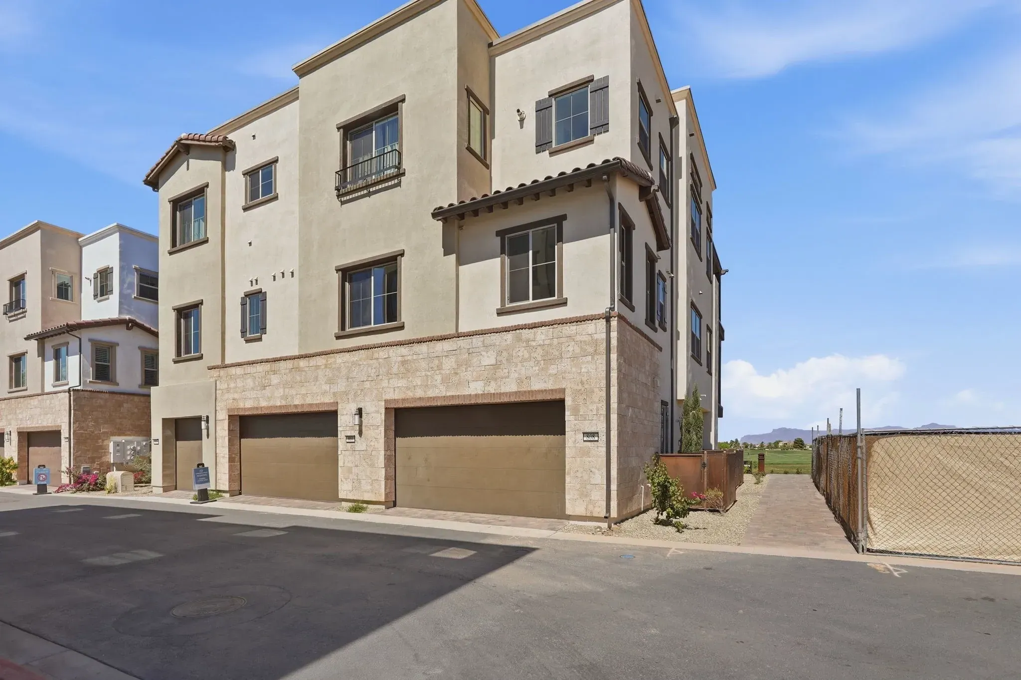 Encanterra Vantage HS 2533 Exterior