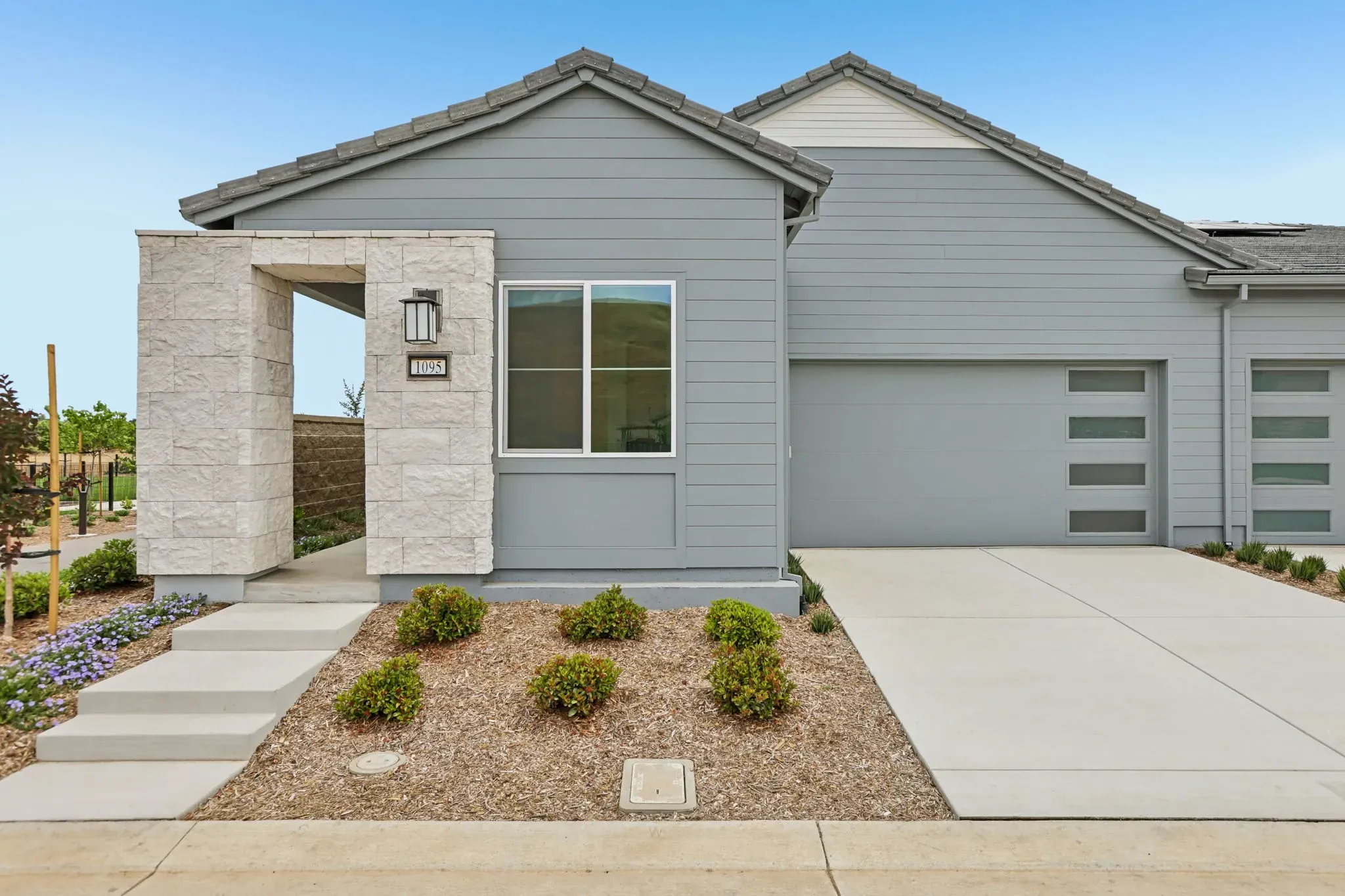 1095 Riverbend Drive (Plan 1)