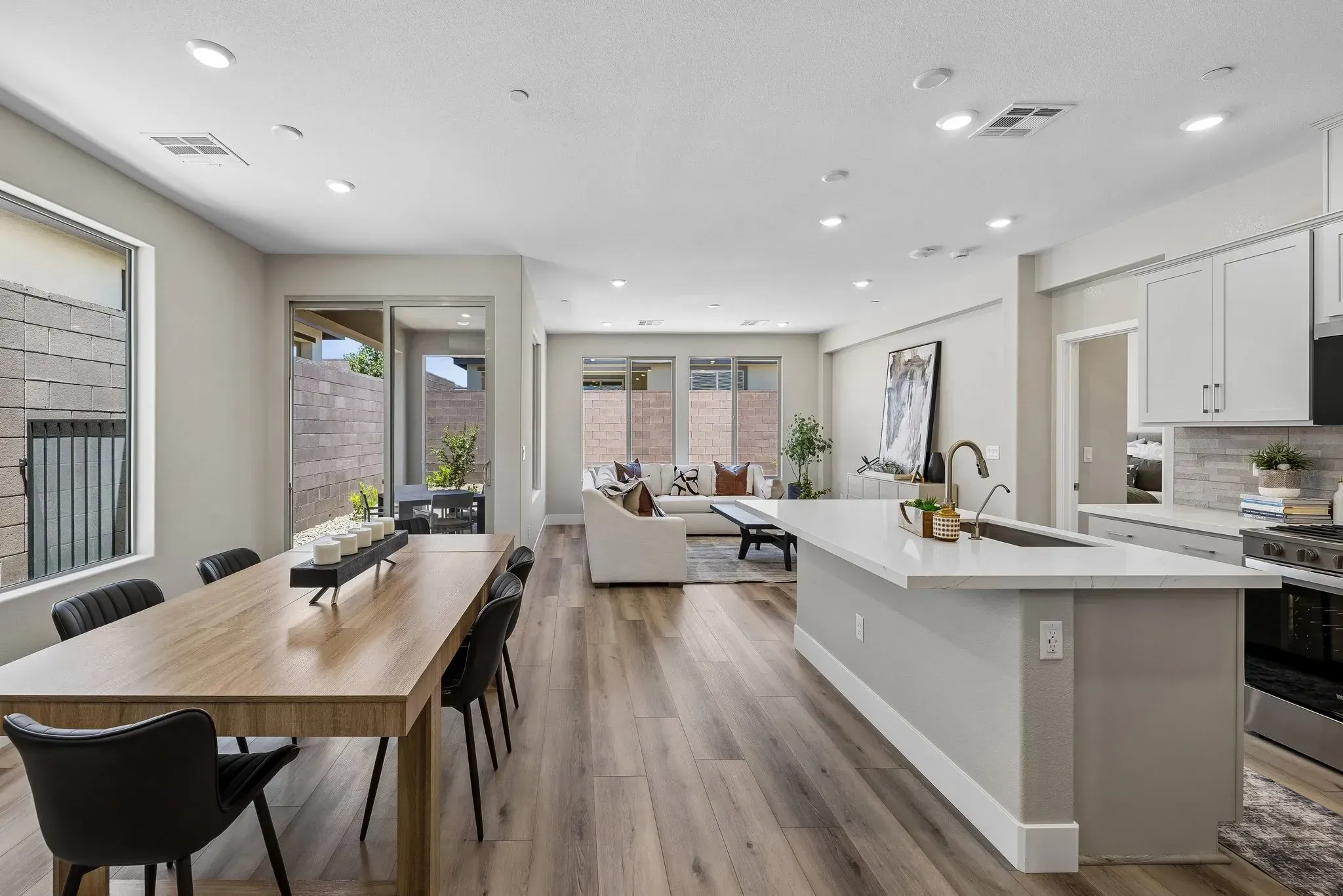 10050 AMBER ROSE AVE (Muros)