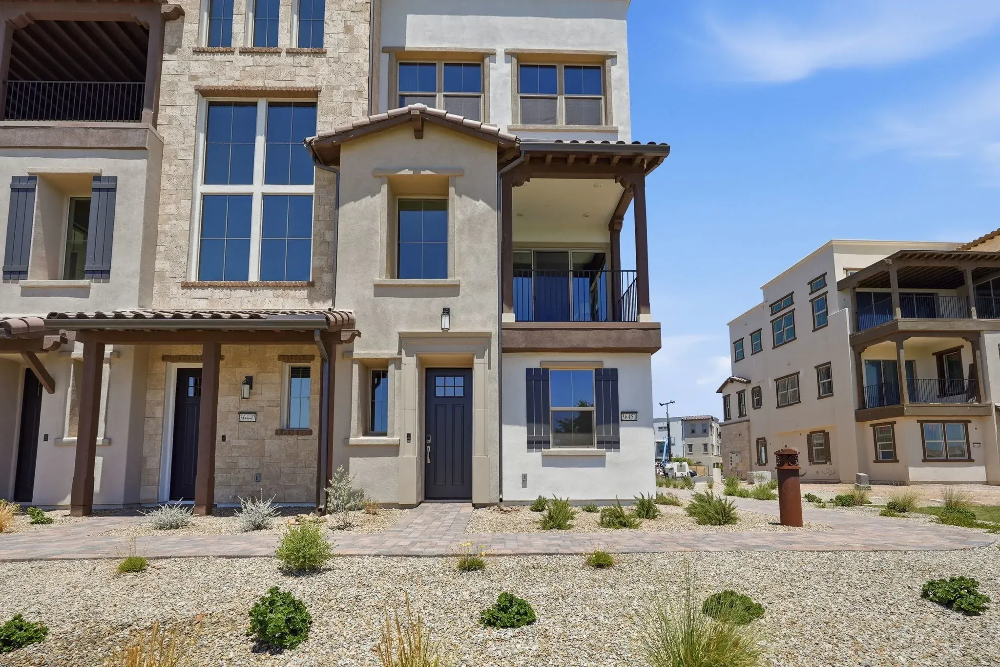 Encanterra Ascent HS 2513 Exterior