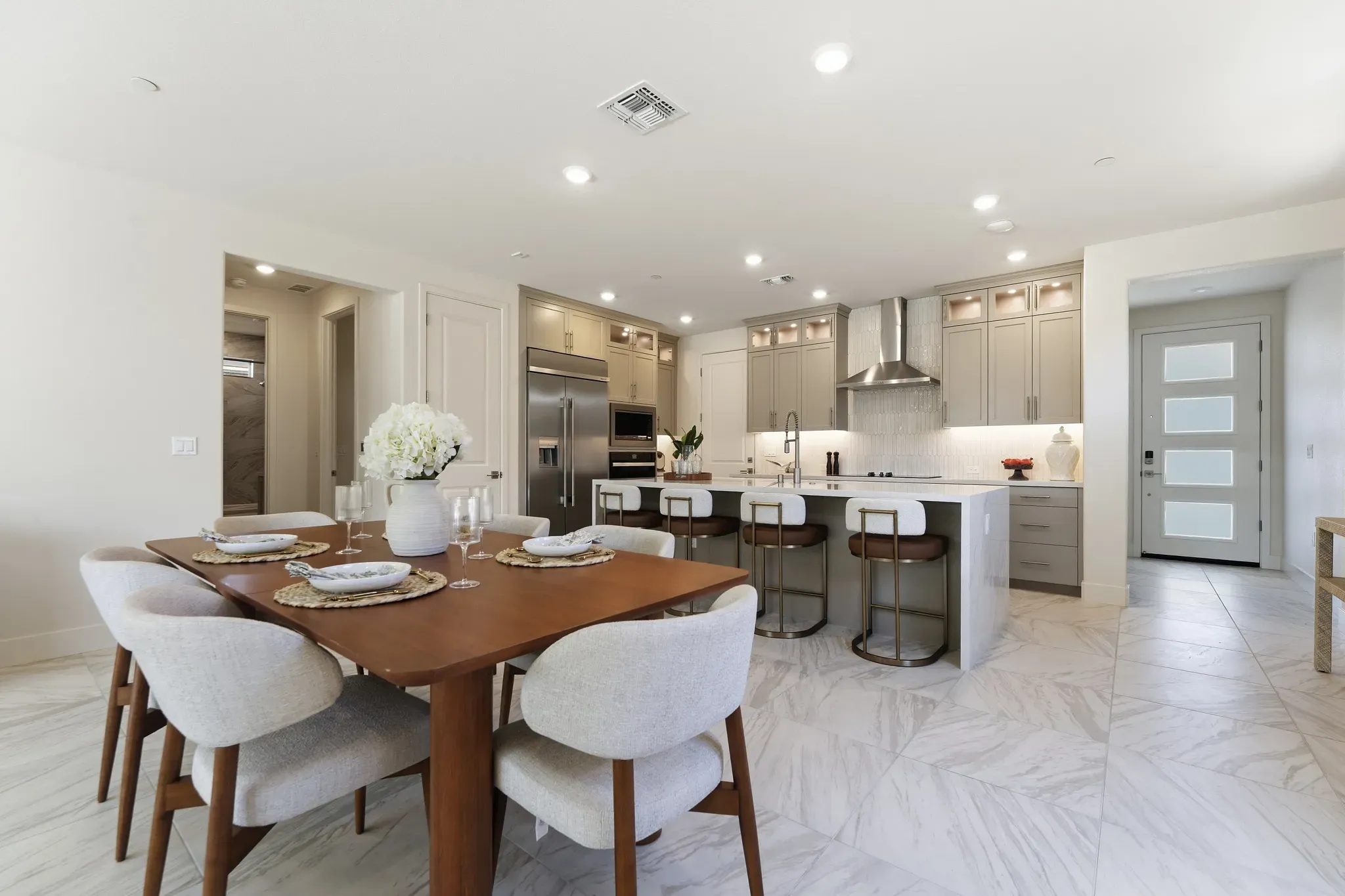 Dining & Kitchen
