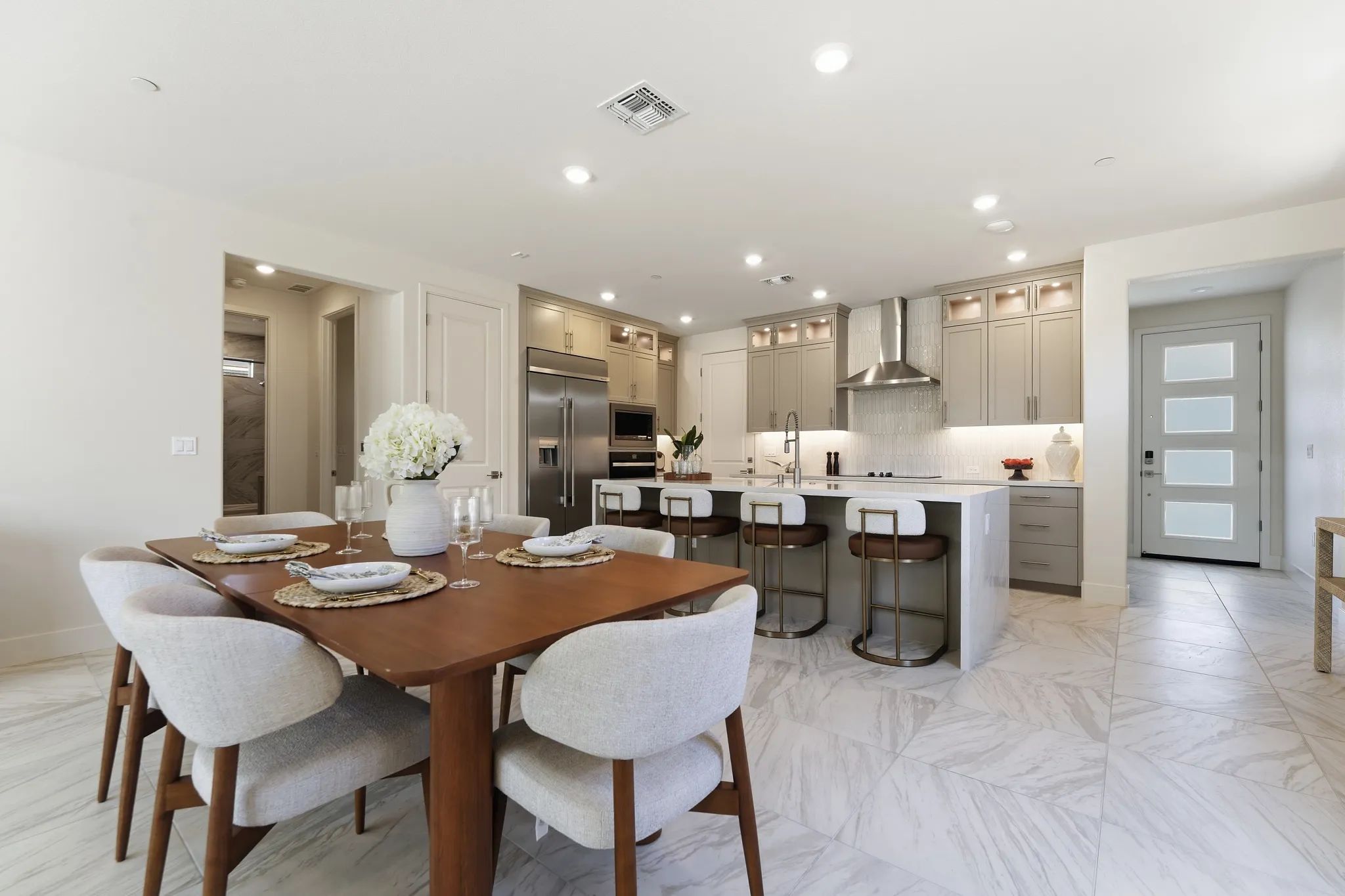 Dining & Kitchen