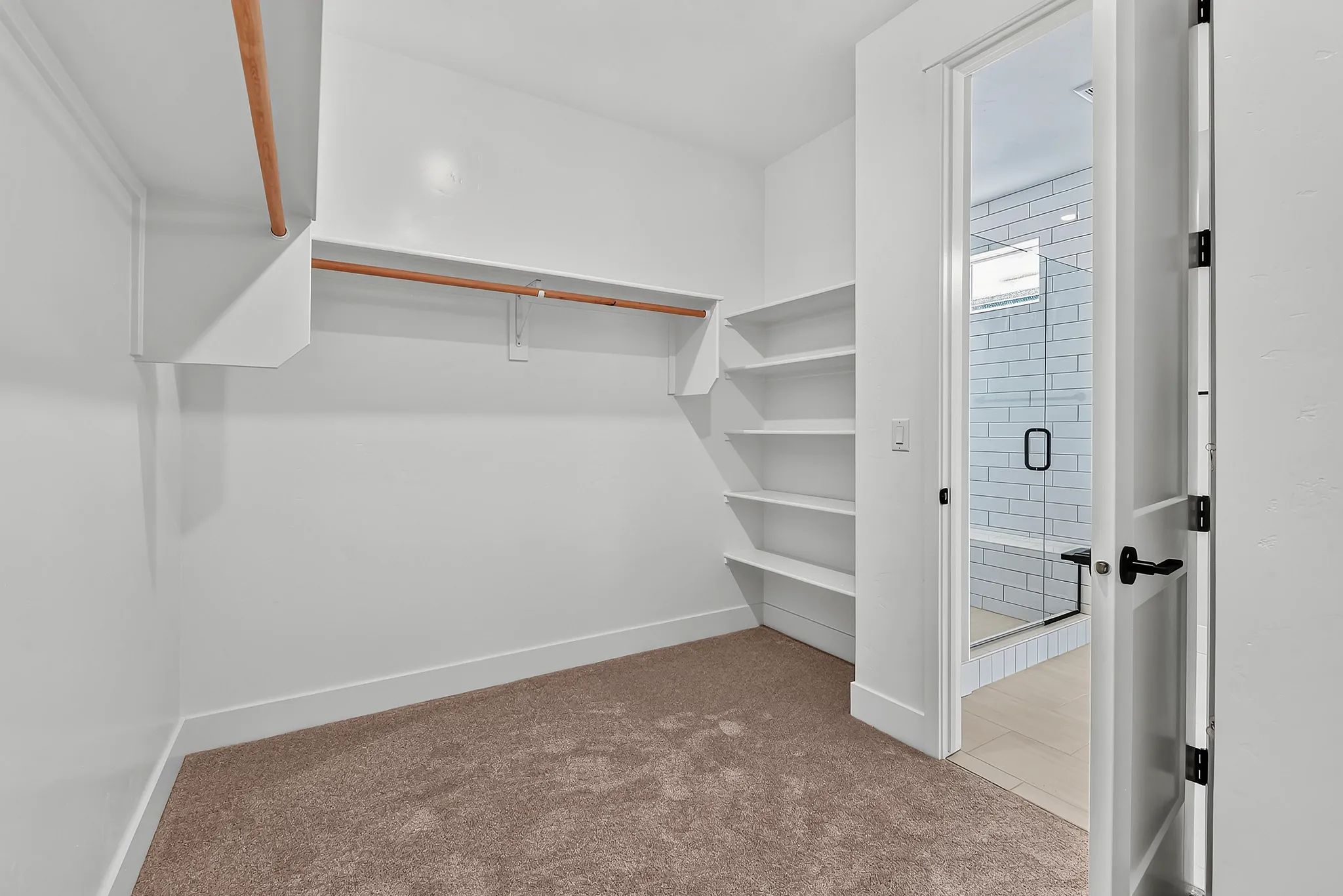 Valnova Connect HS 1215 Primary Closet