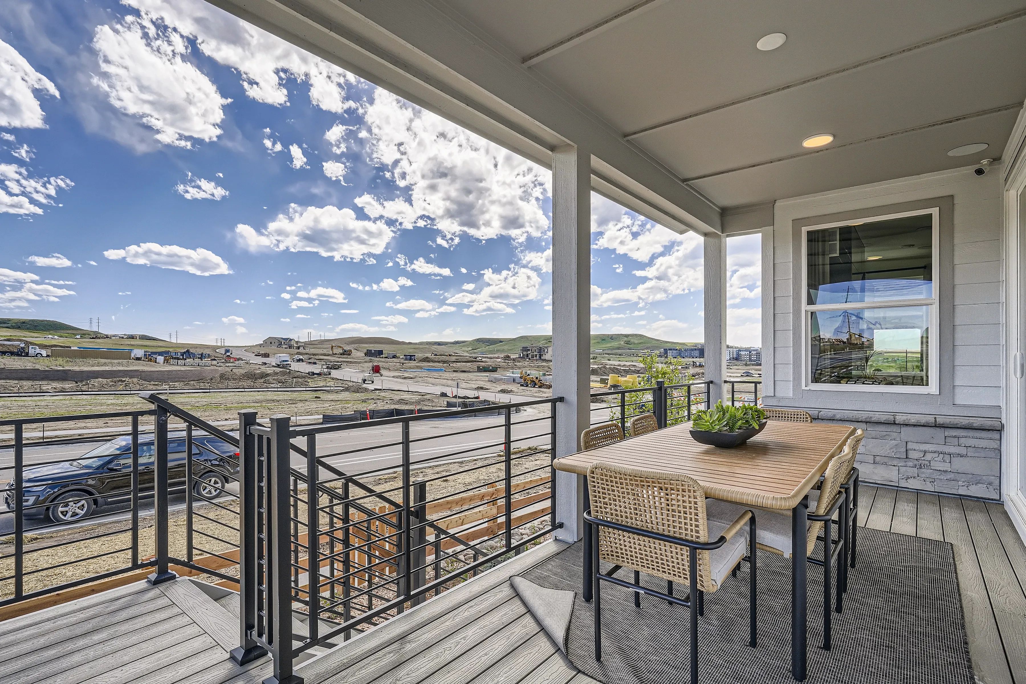 Lola Model Covered Deck