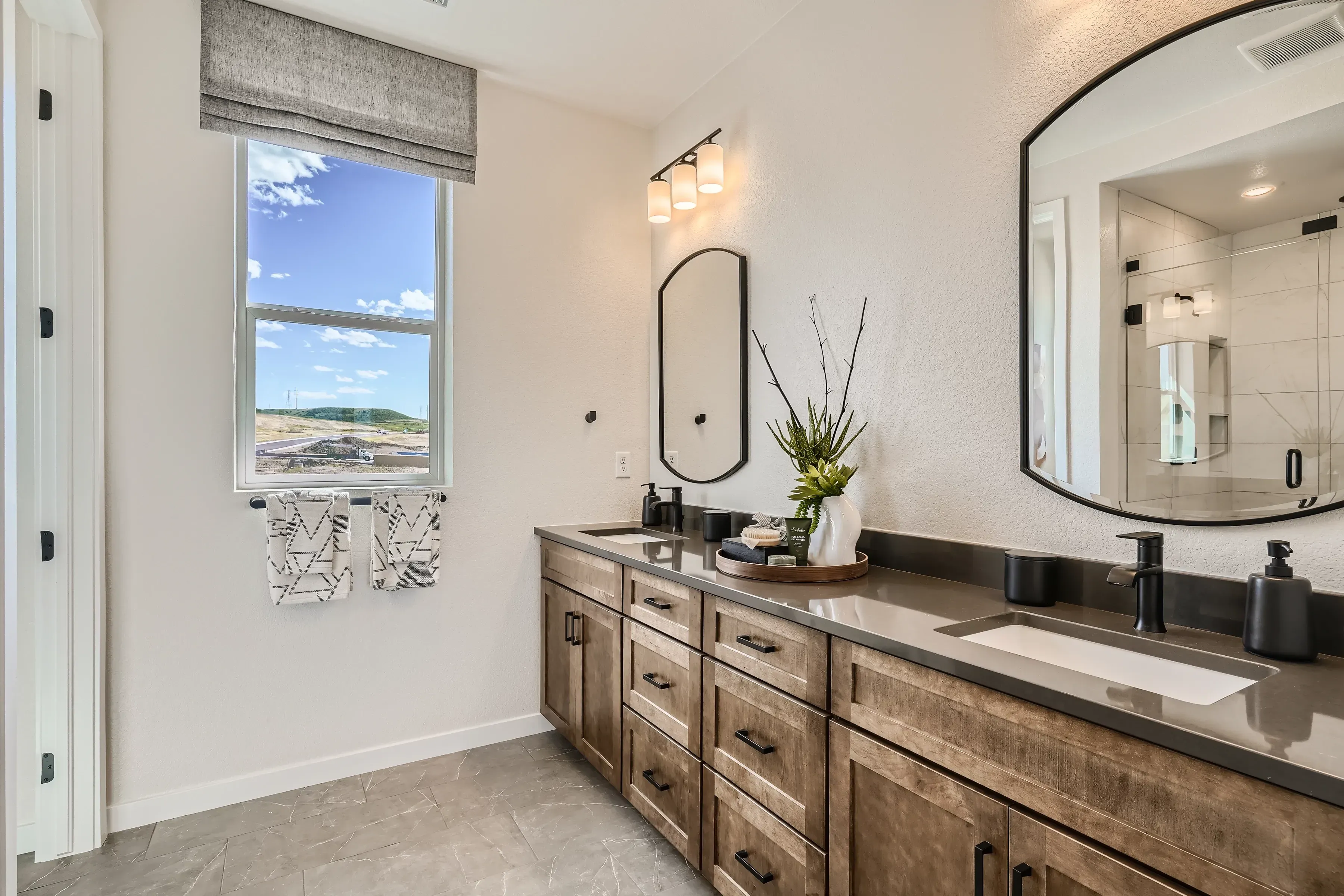 Lola Model Primary Bath