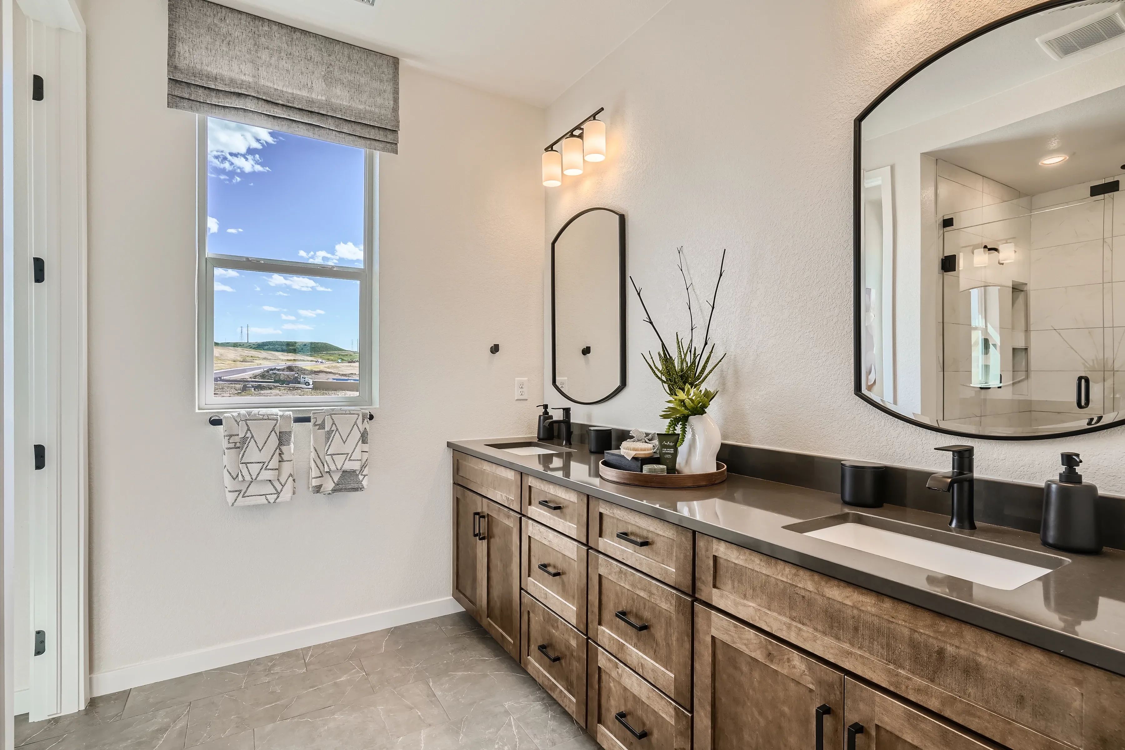 Lola Model Primary Bath