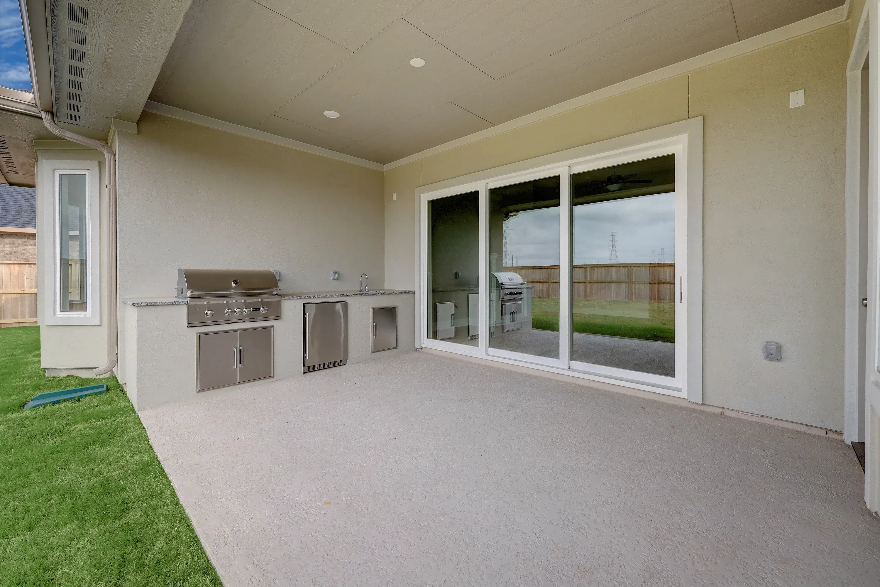 Plan 6025 patio w/ SS doors, outdoor kitchen