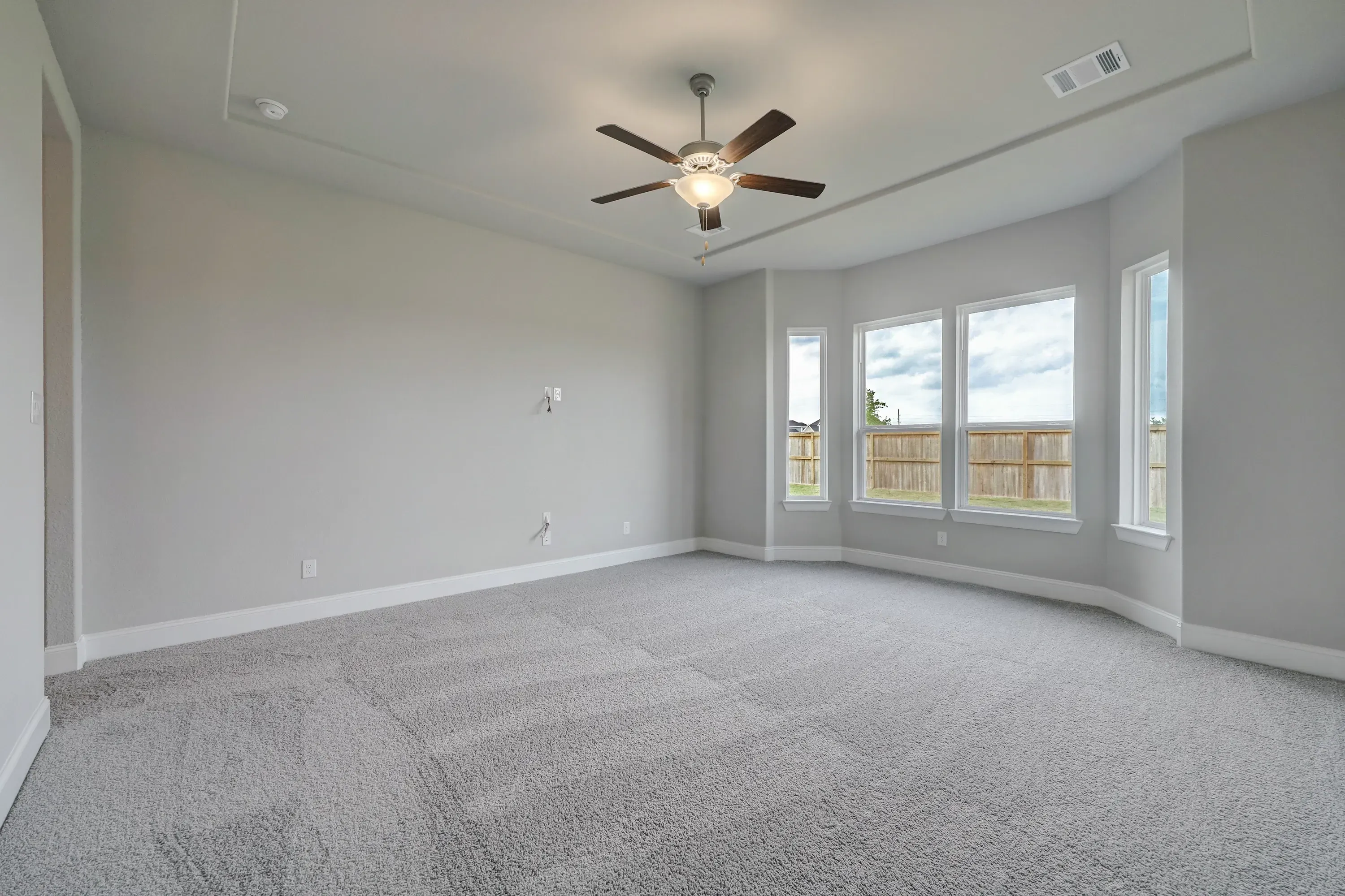 Plan 6025 primary bed w/ bay window, tray ceiling