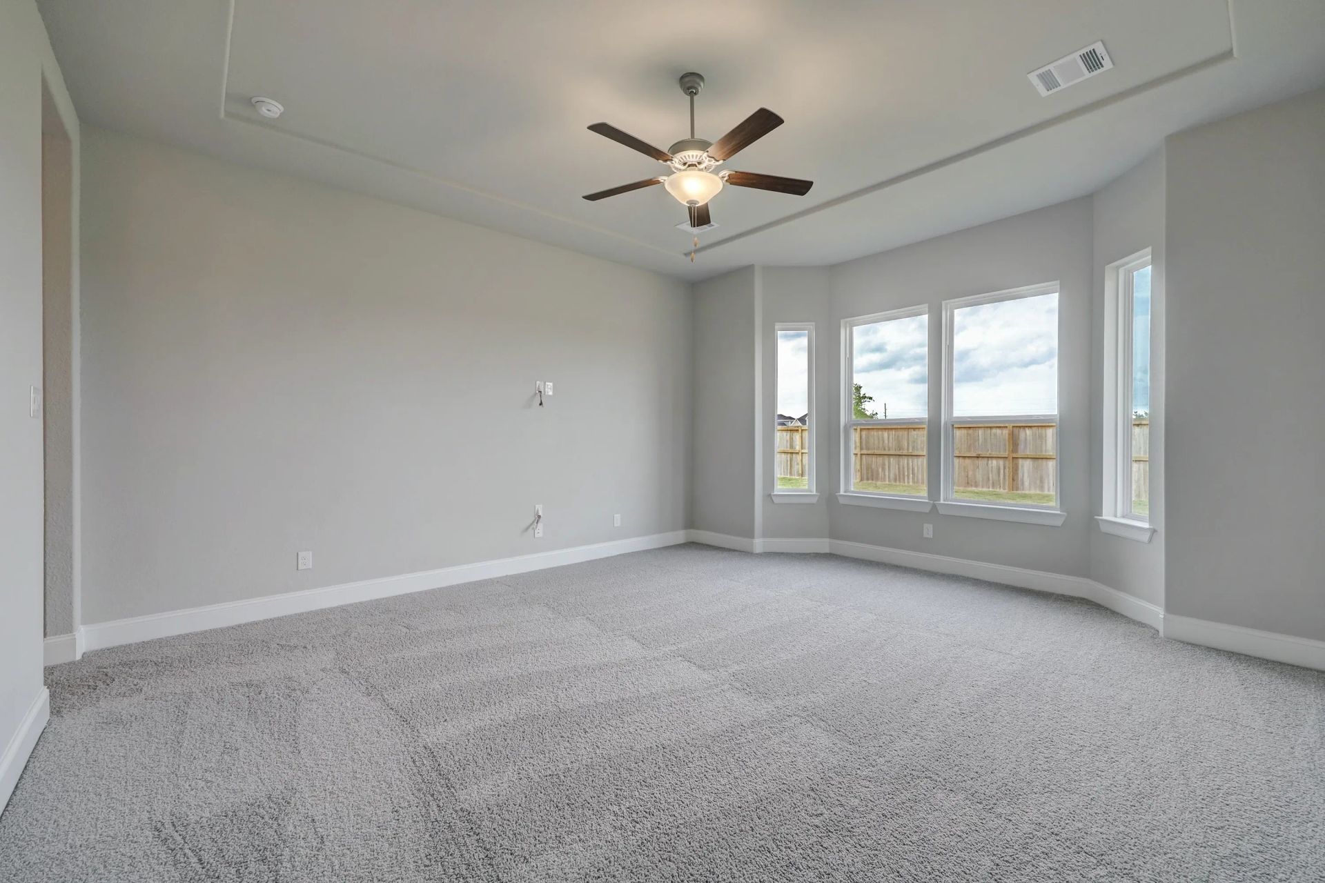 Plan 6025 primary bed w/ bay window, tray ceiling