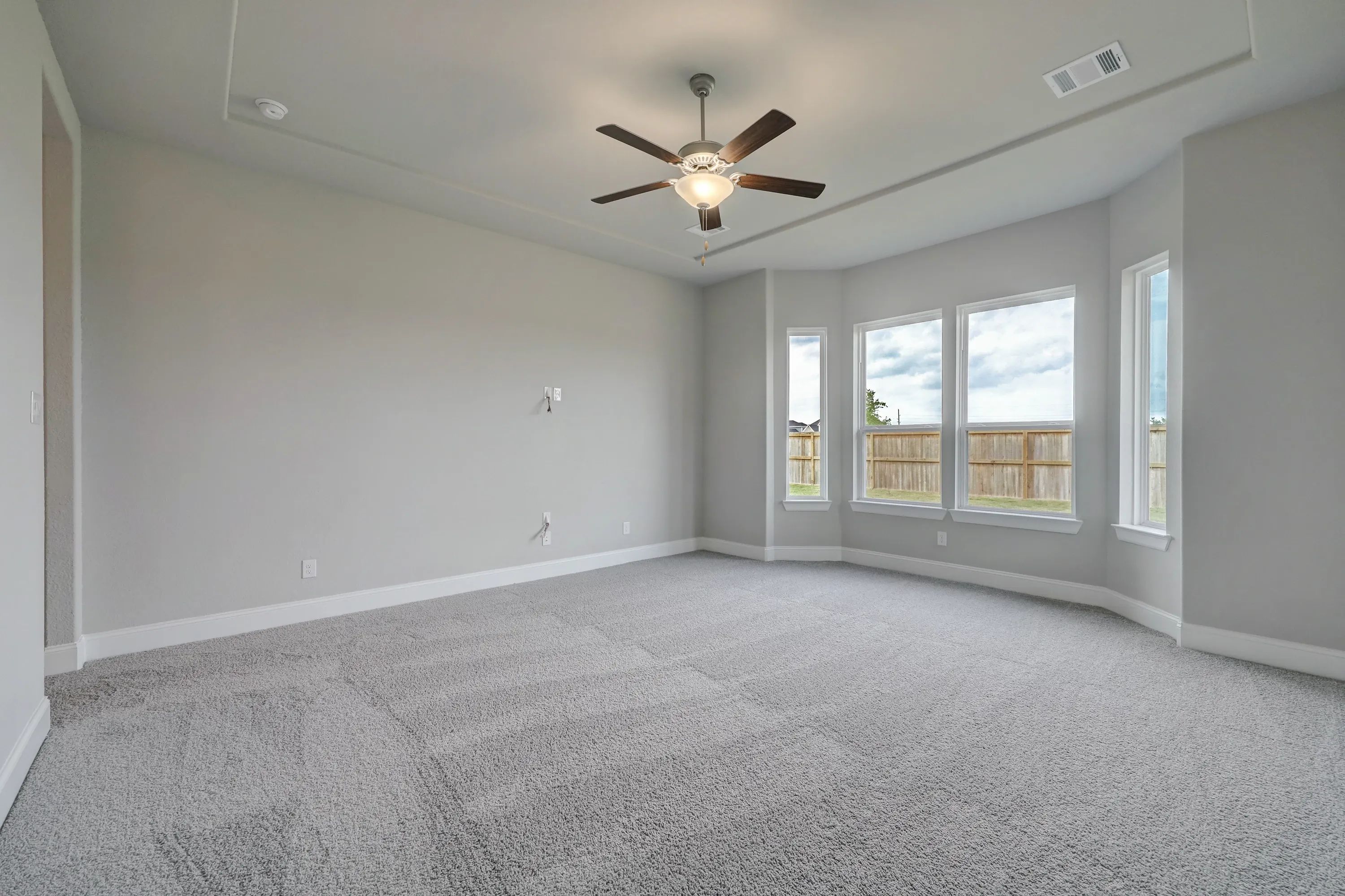 Plan 6025 primary bed w/ bay window, tray ceiling