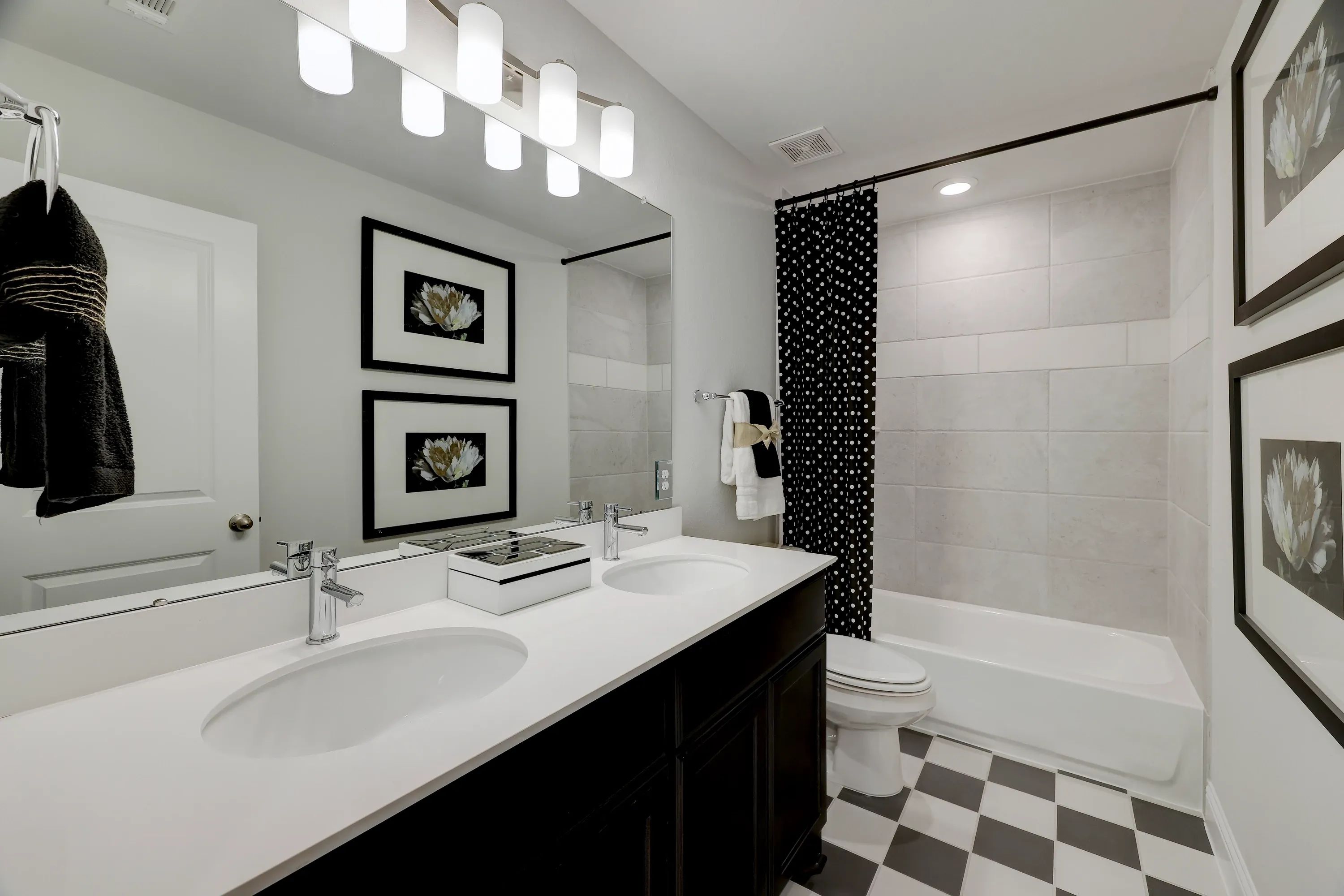 Model home upstairs bath