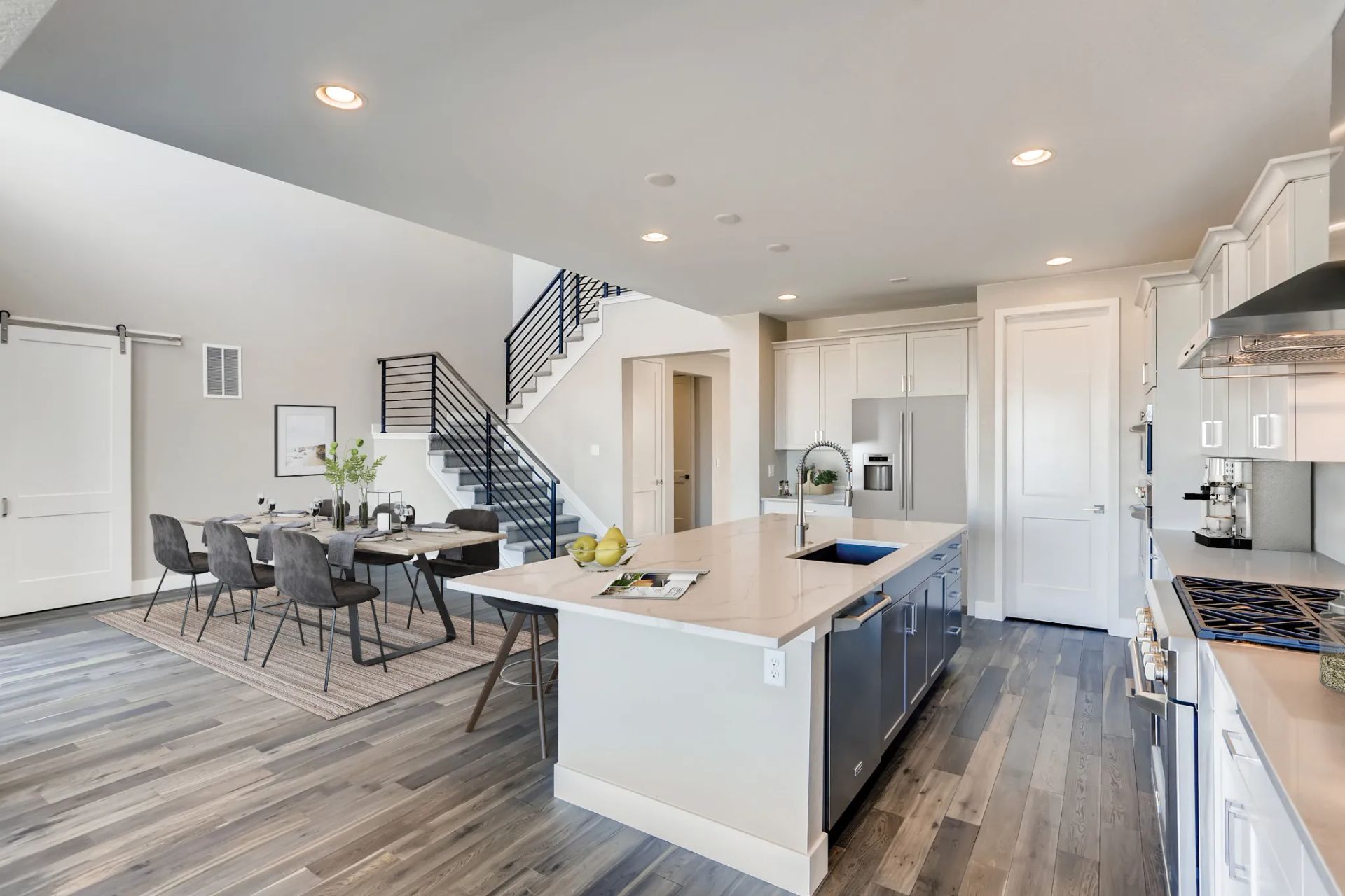 Kitchen & Dining