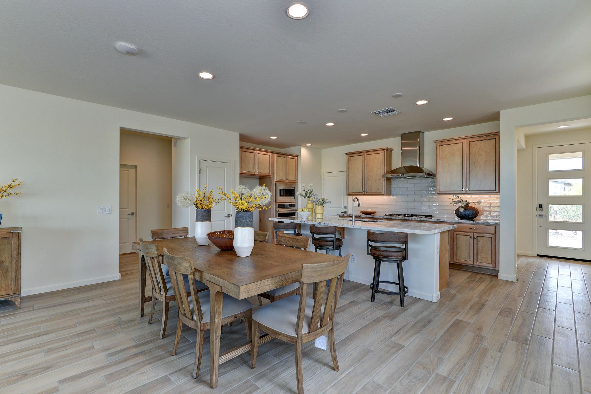Kitchen & Dining