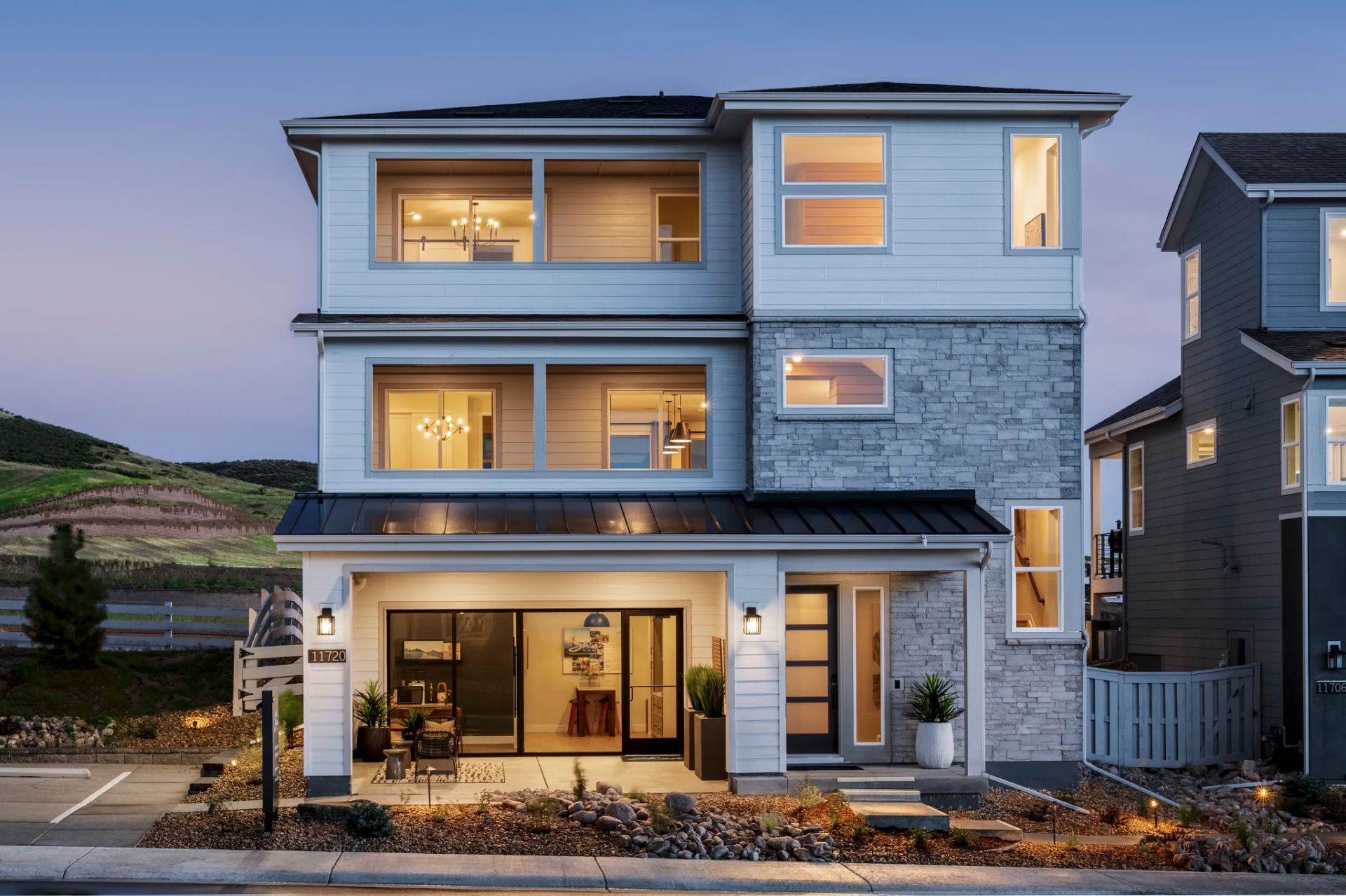 Lola Model Exterior