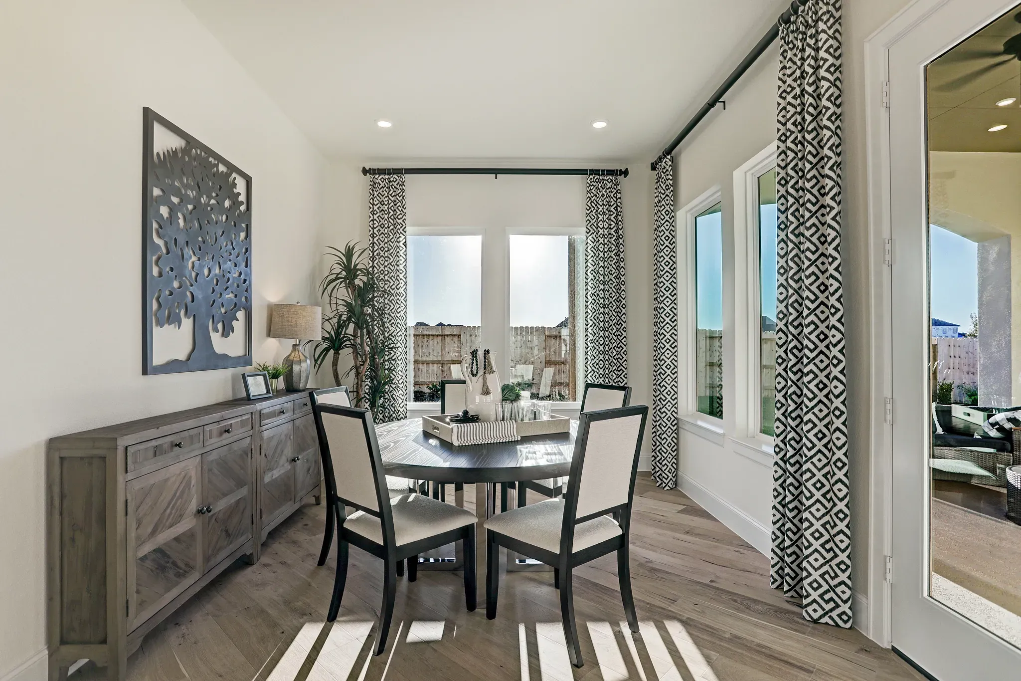Plan 6015 casual dining - staged