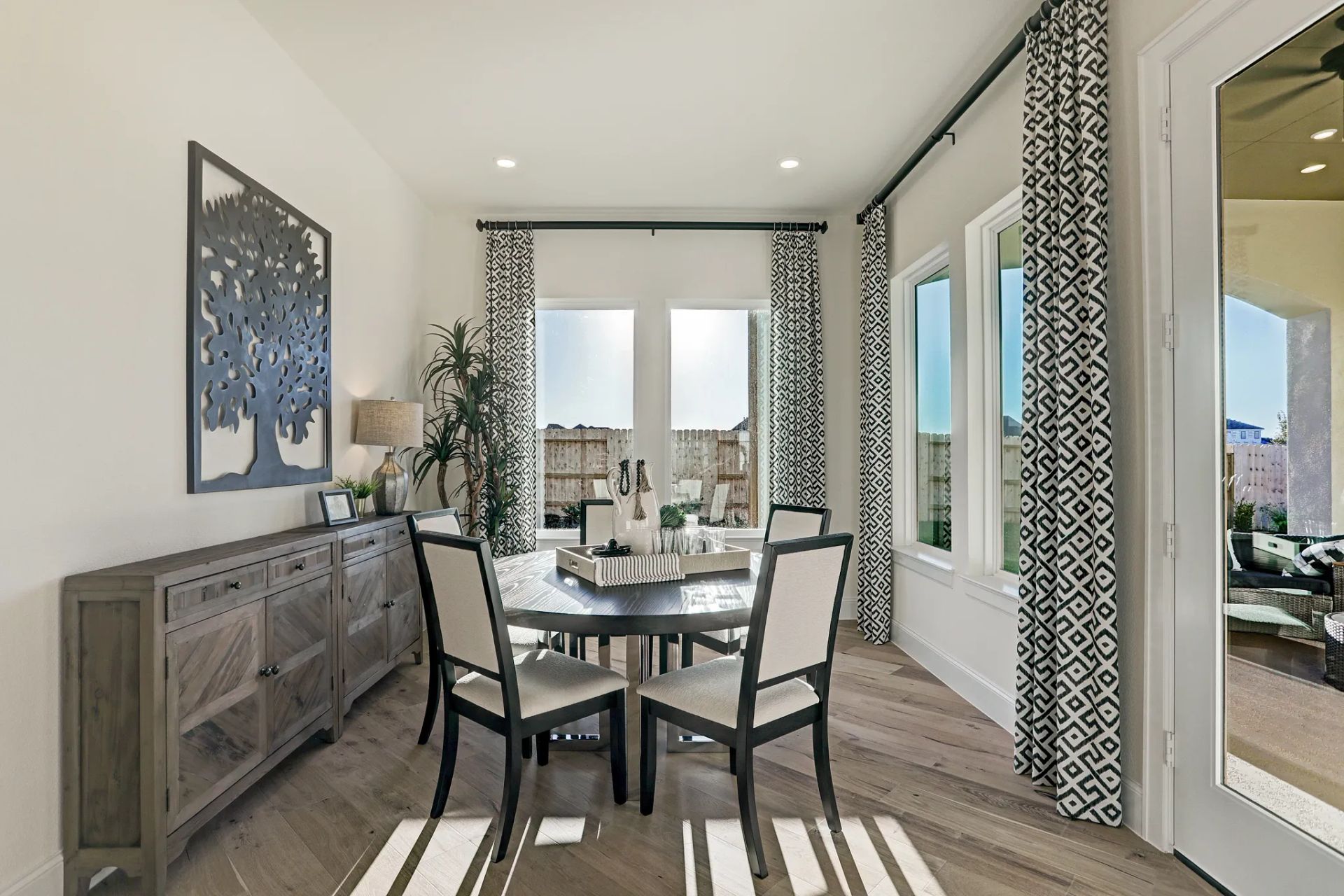 Plan 6015 casual dining - staged