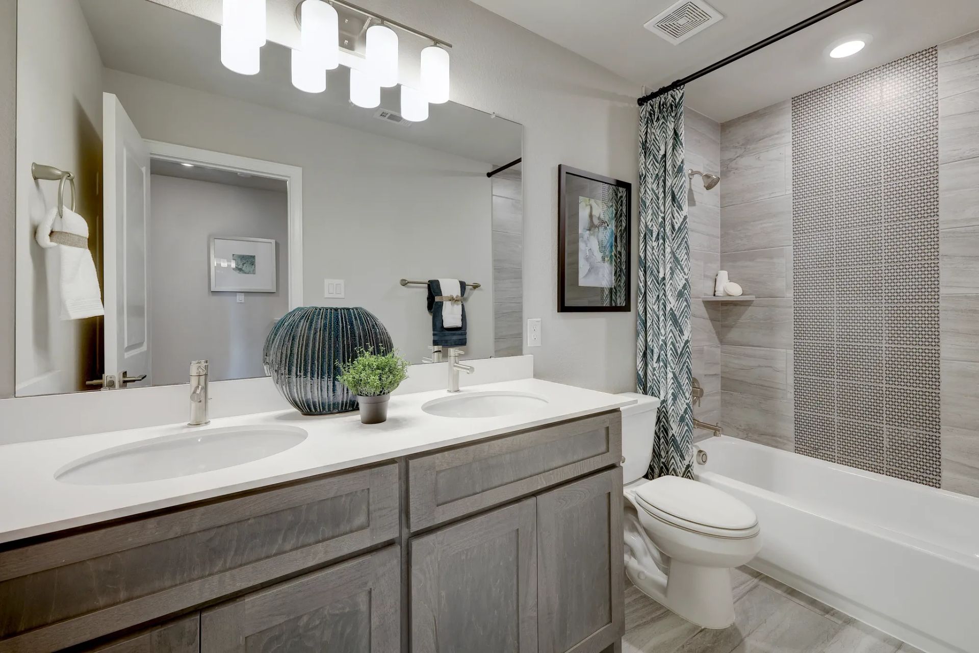 Plan 3079 bath 2 - staged