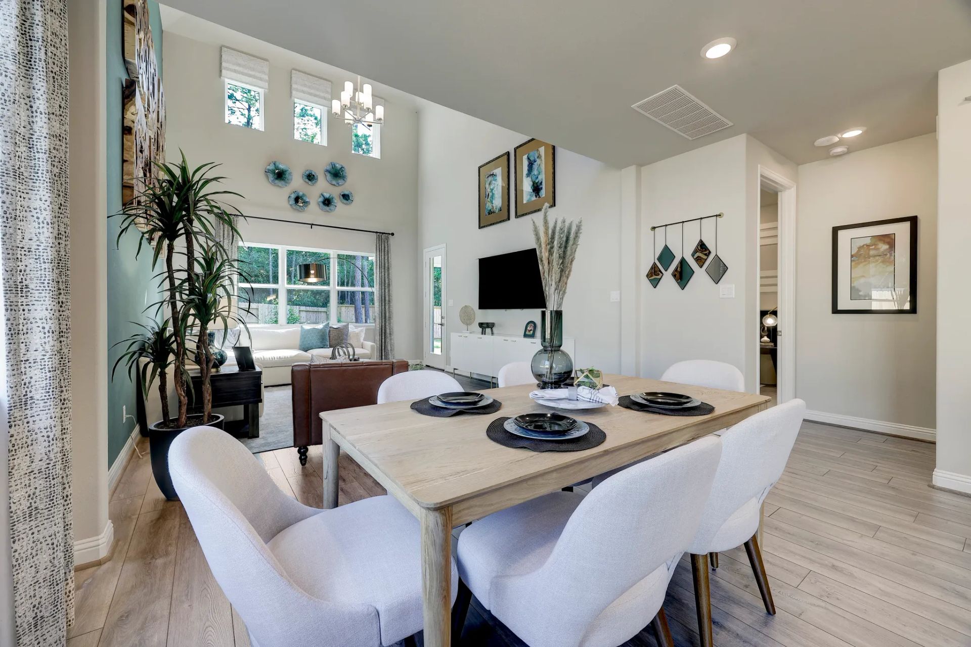Plan 3079 dining - staged