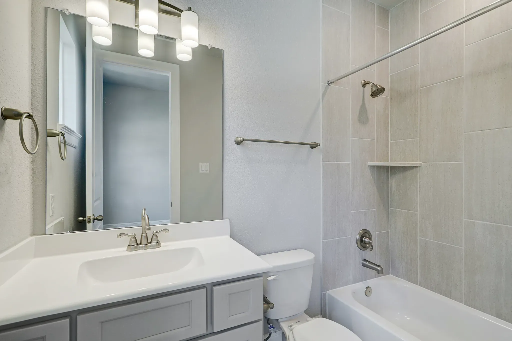 Plan 4519 bath 3