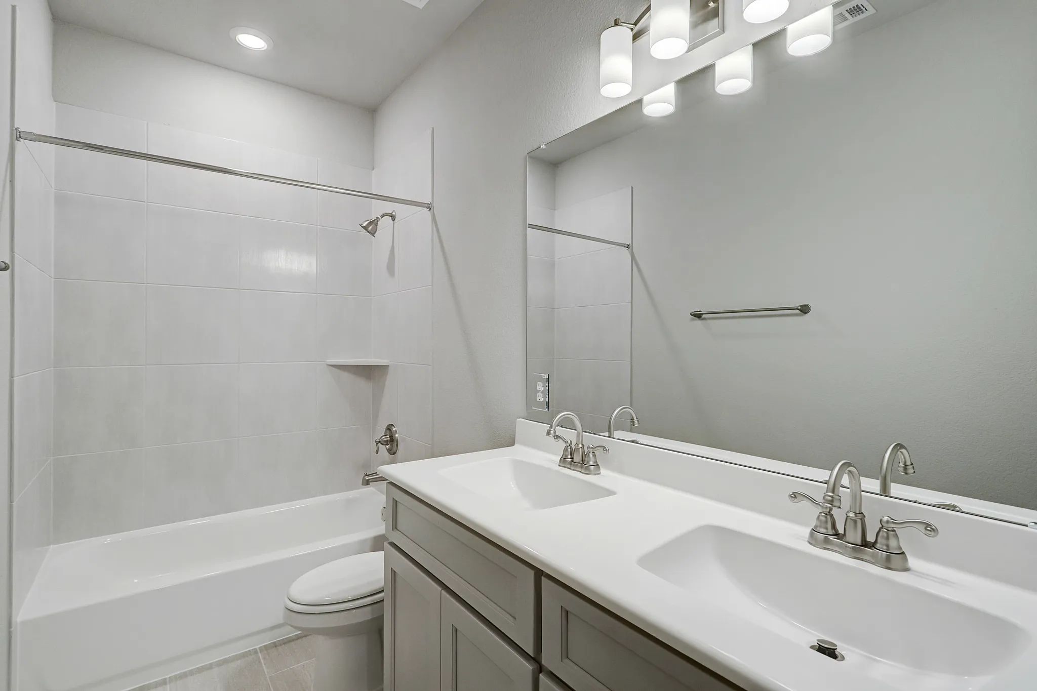 Plan 4519 bath 2