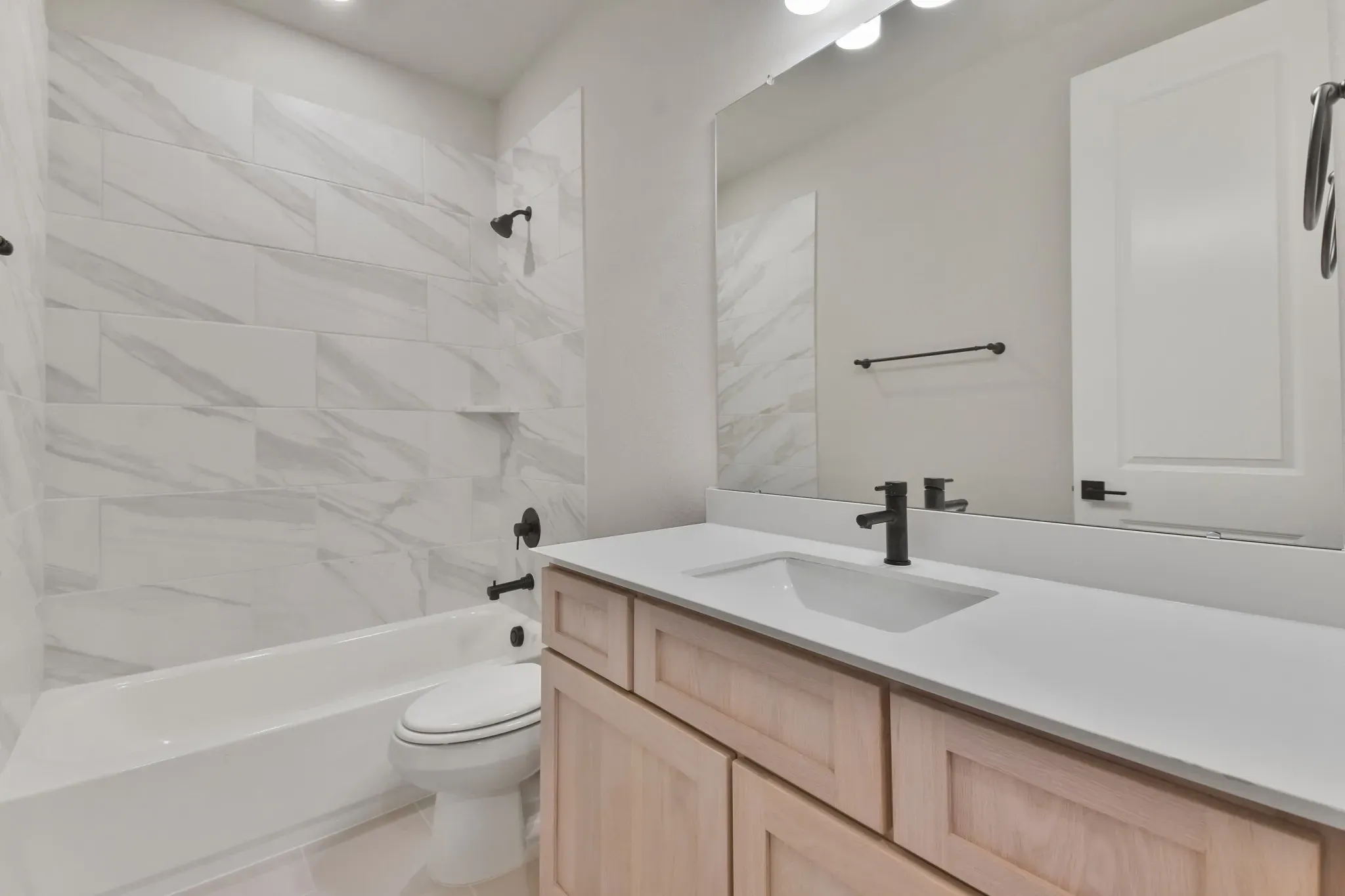 Plan 4046 bath 2