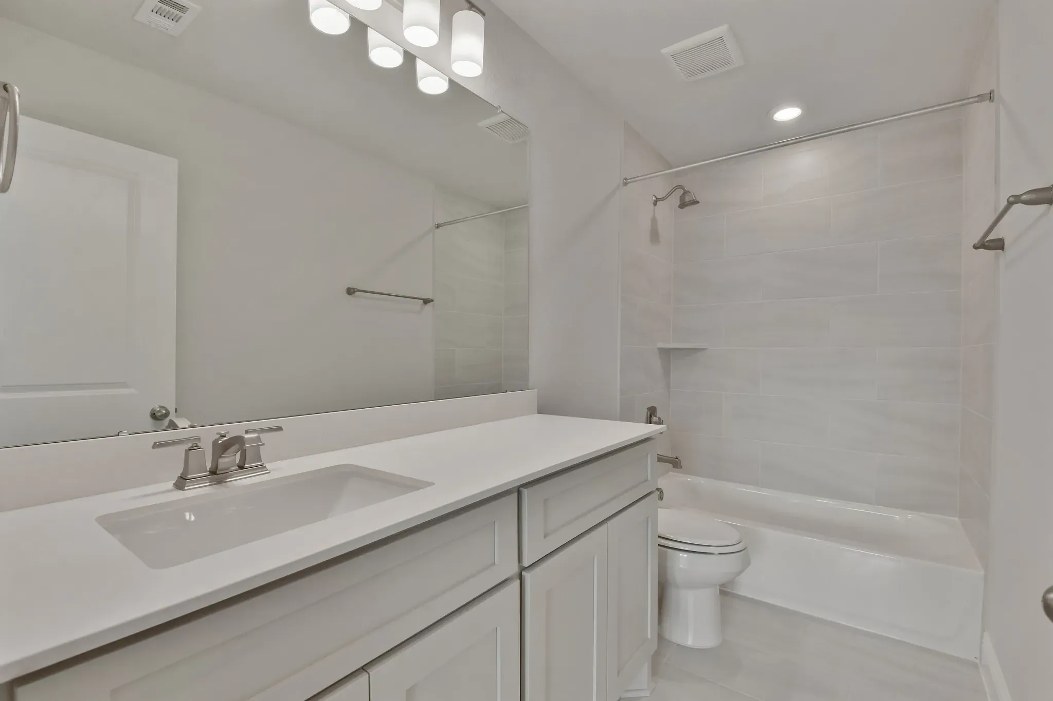 Plan 4049 bath 3