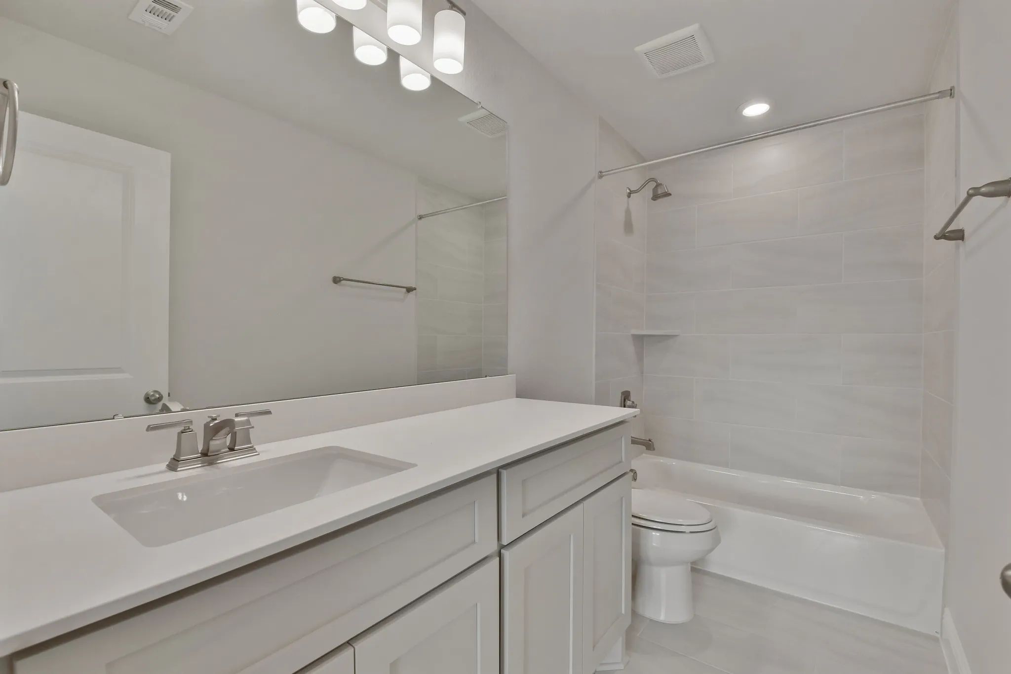 Plan 4049 bath 3