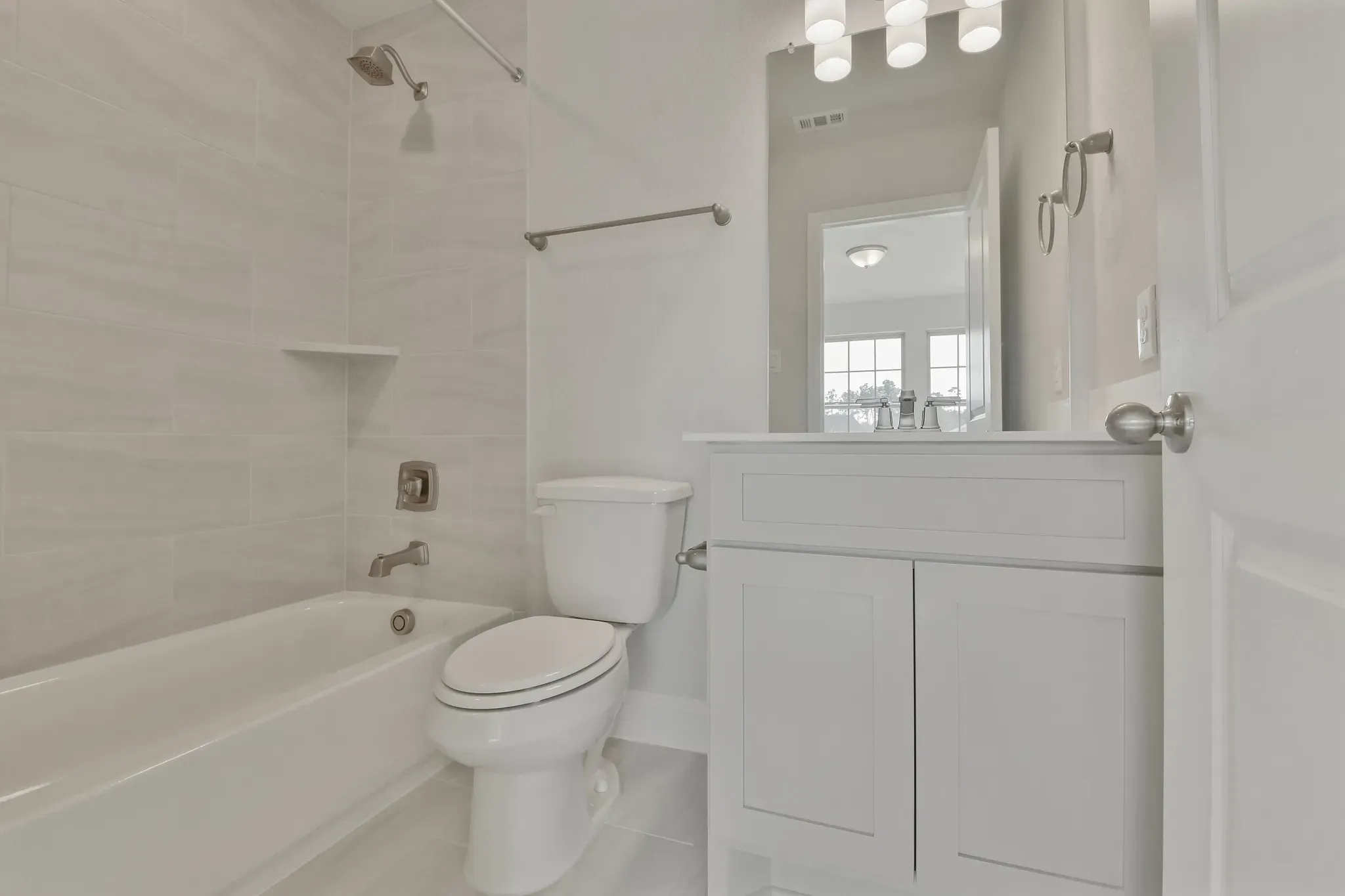 Plan 4049 bath 2