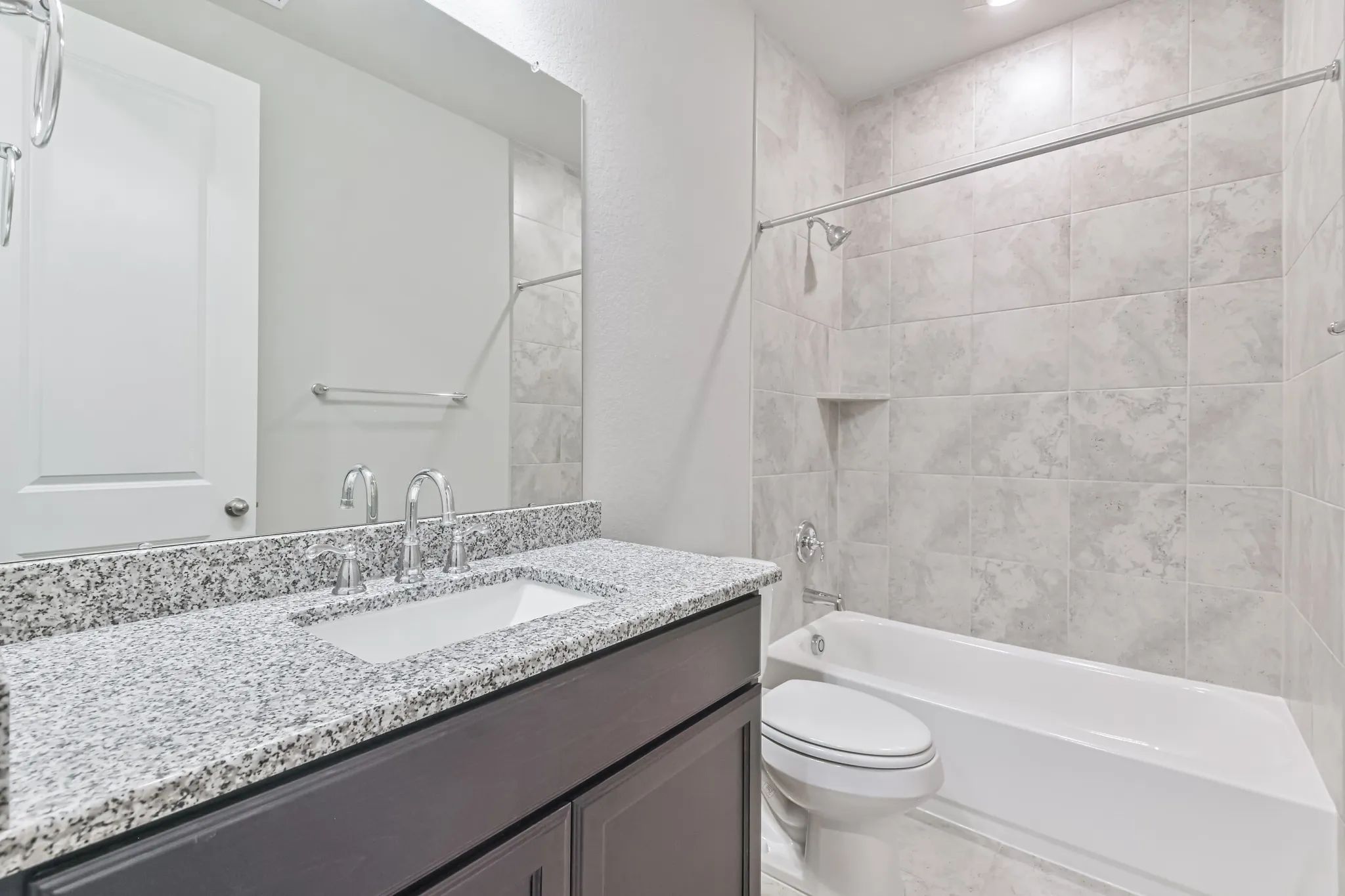 Plan 4019 bath 2