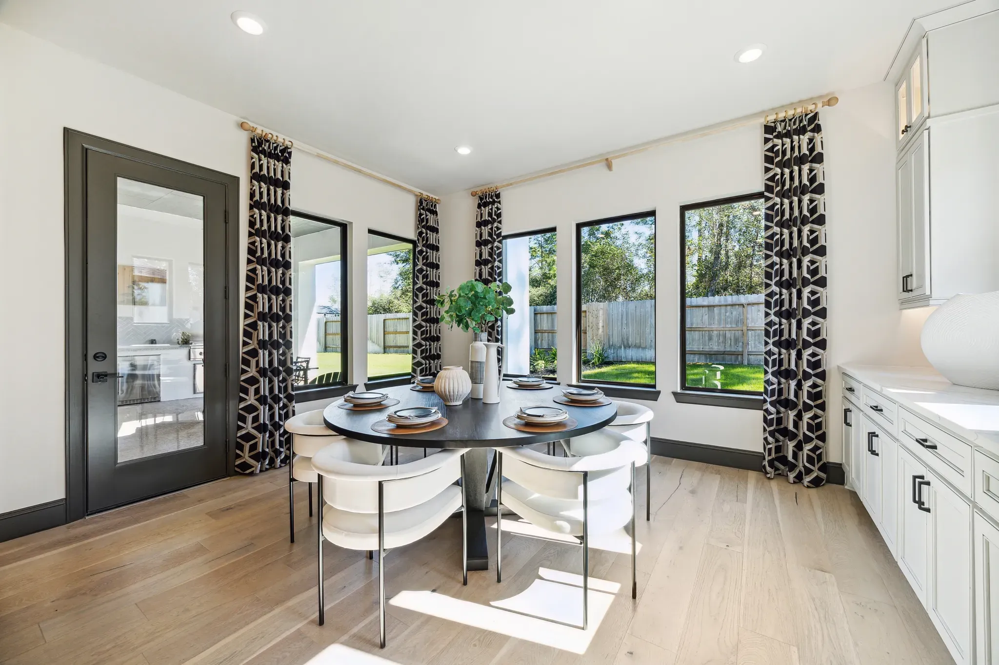 Plan 6020 Casual Dining - Staged