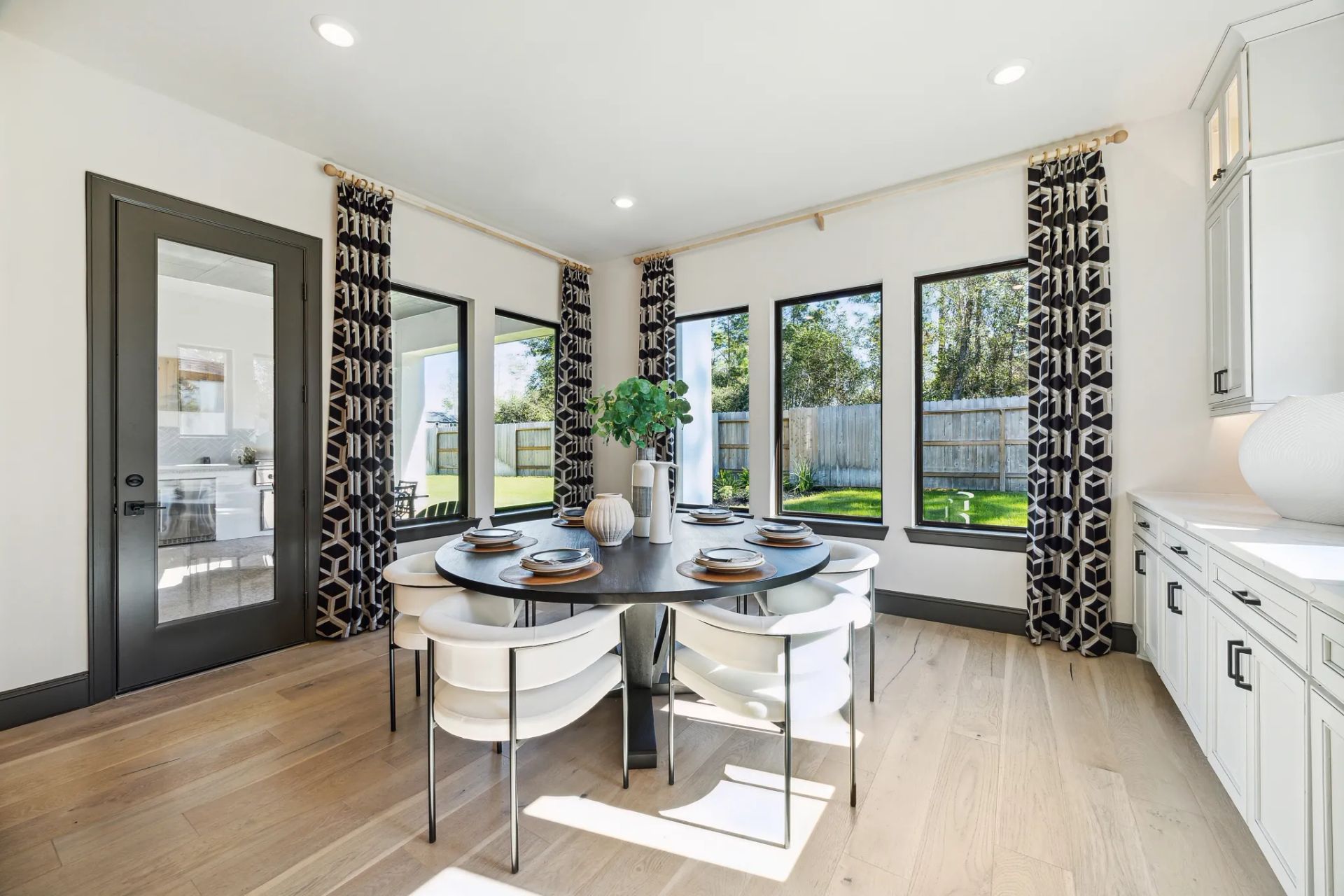 Plan 6020 Casual Dining - Staged