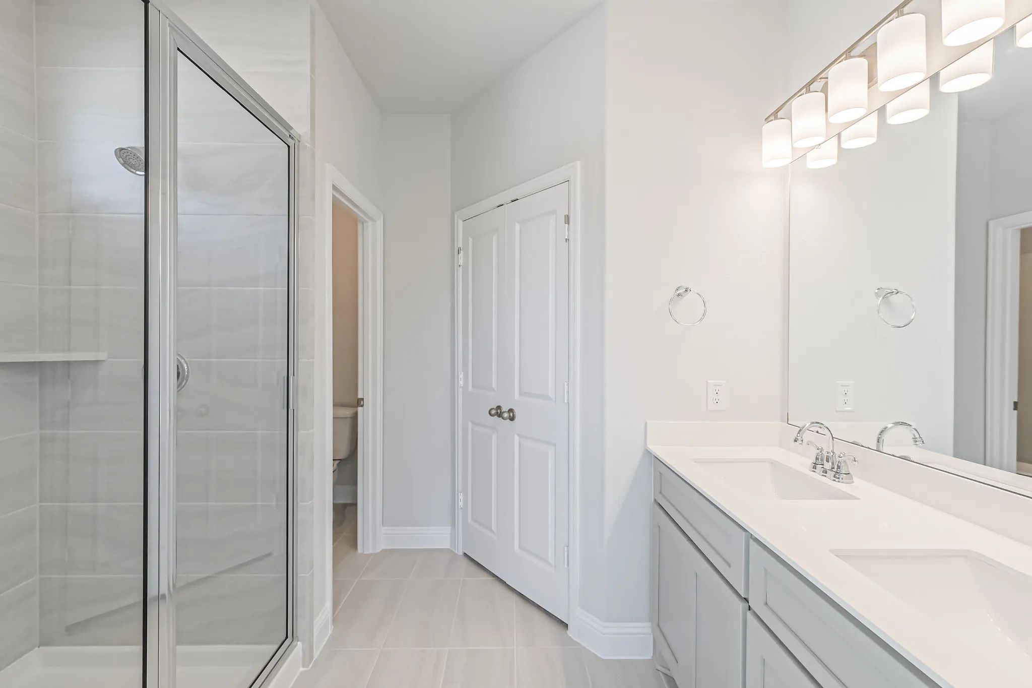 Plan 3009 primary bath - look may vary