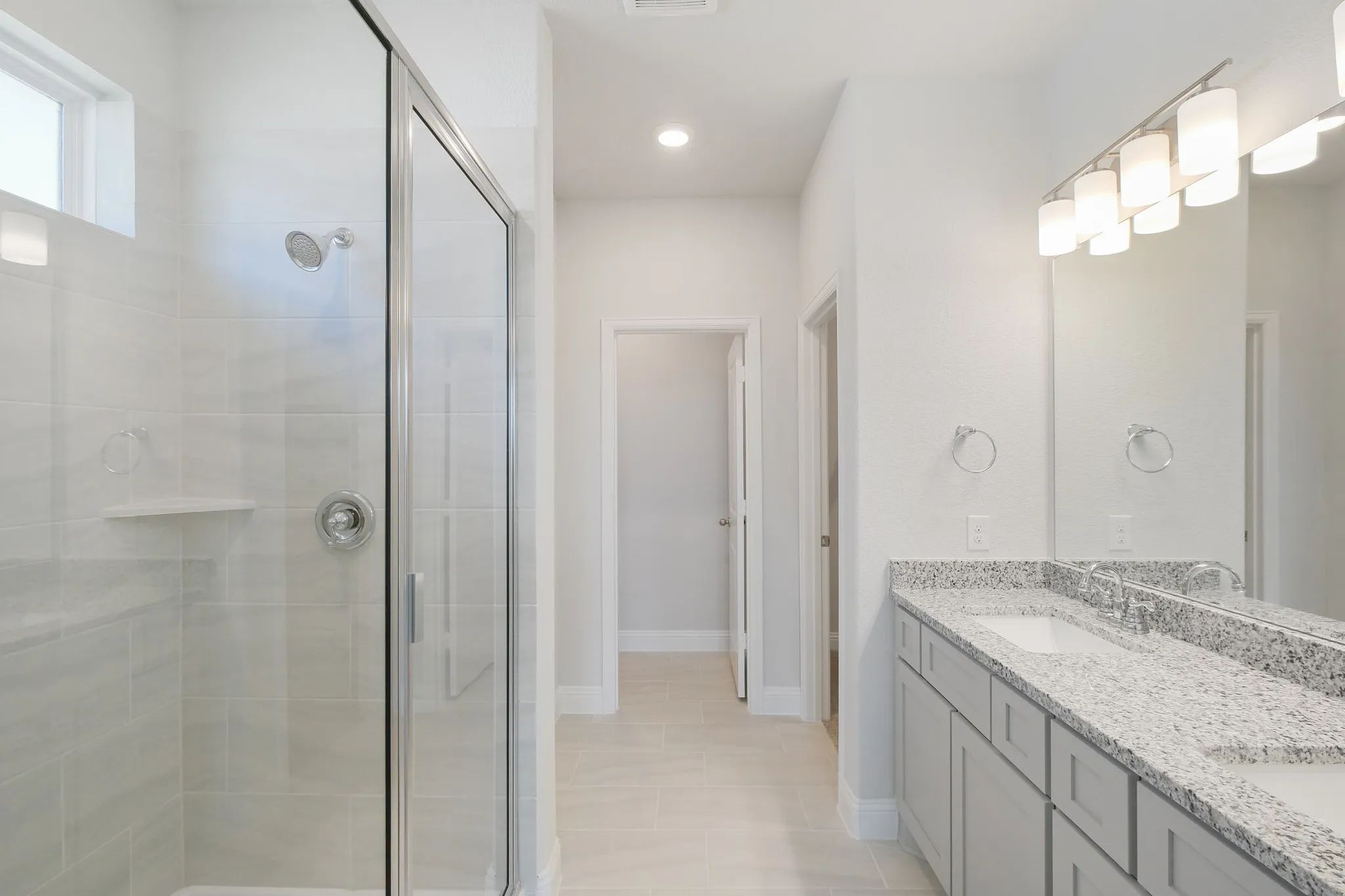 Plan 3019 primary bath - look may vary