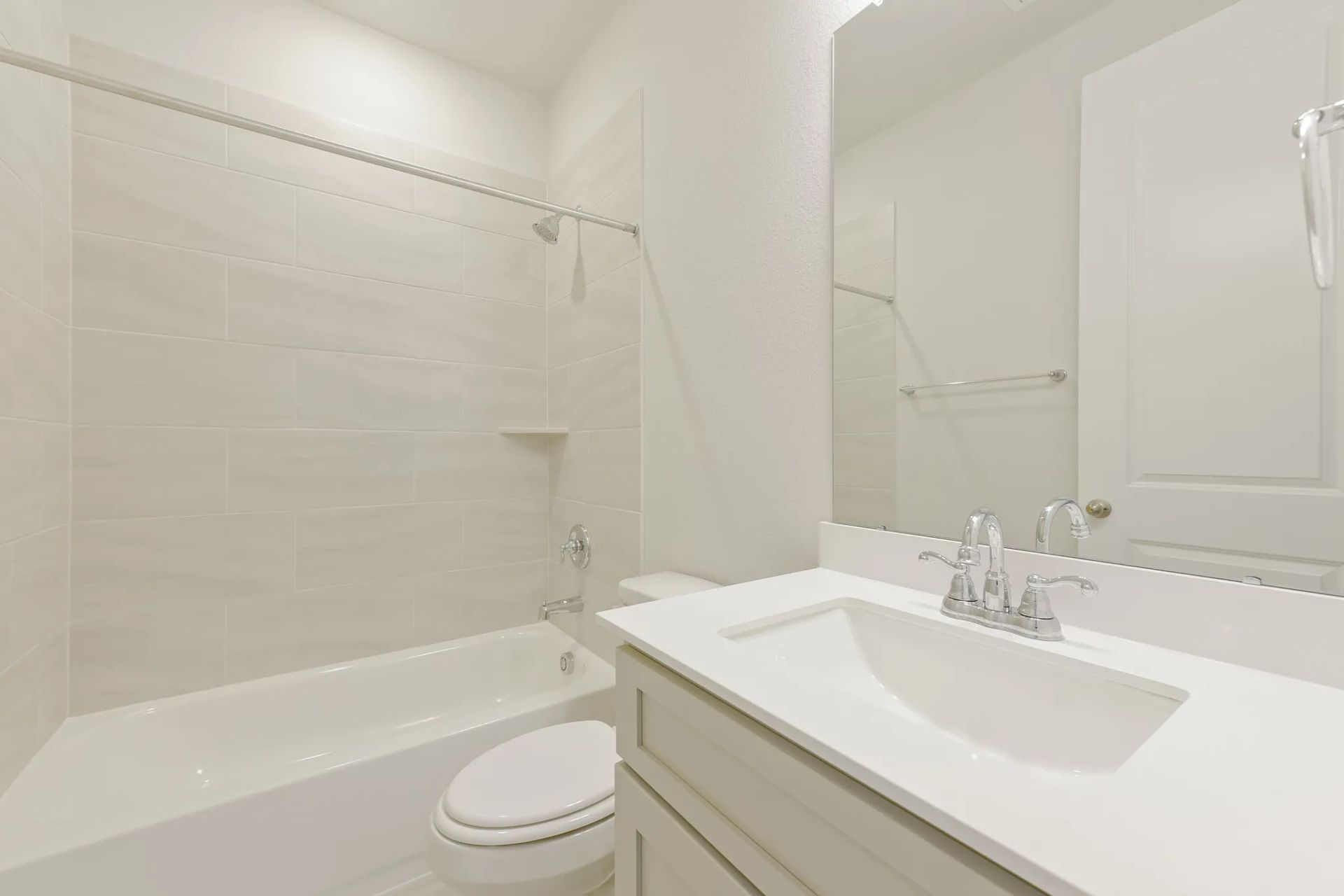 Plan 5049 bath 2